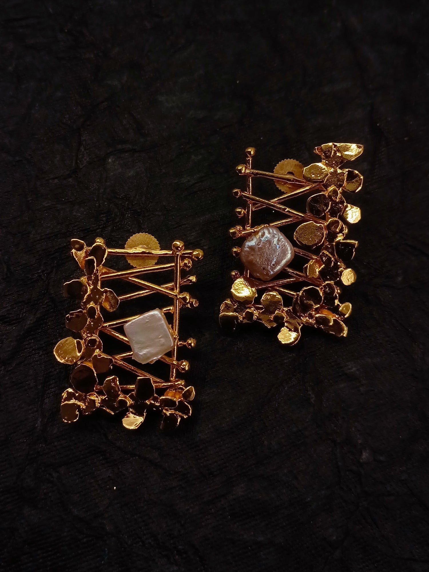 Daizy Contemporary Golden Stud - qivii