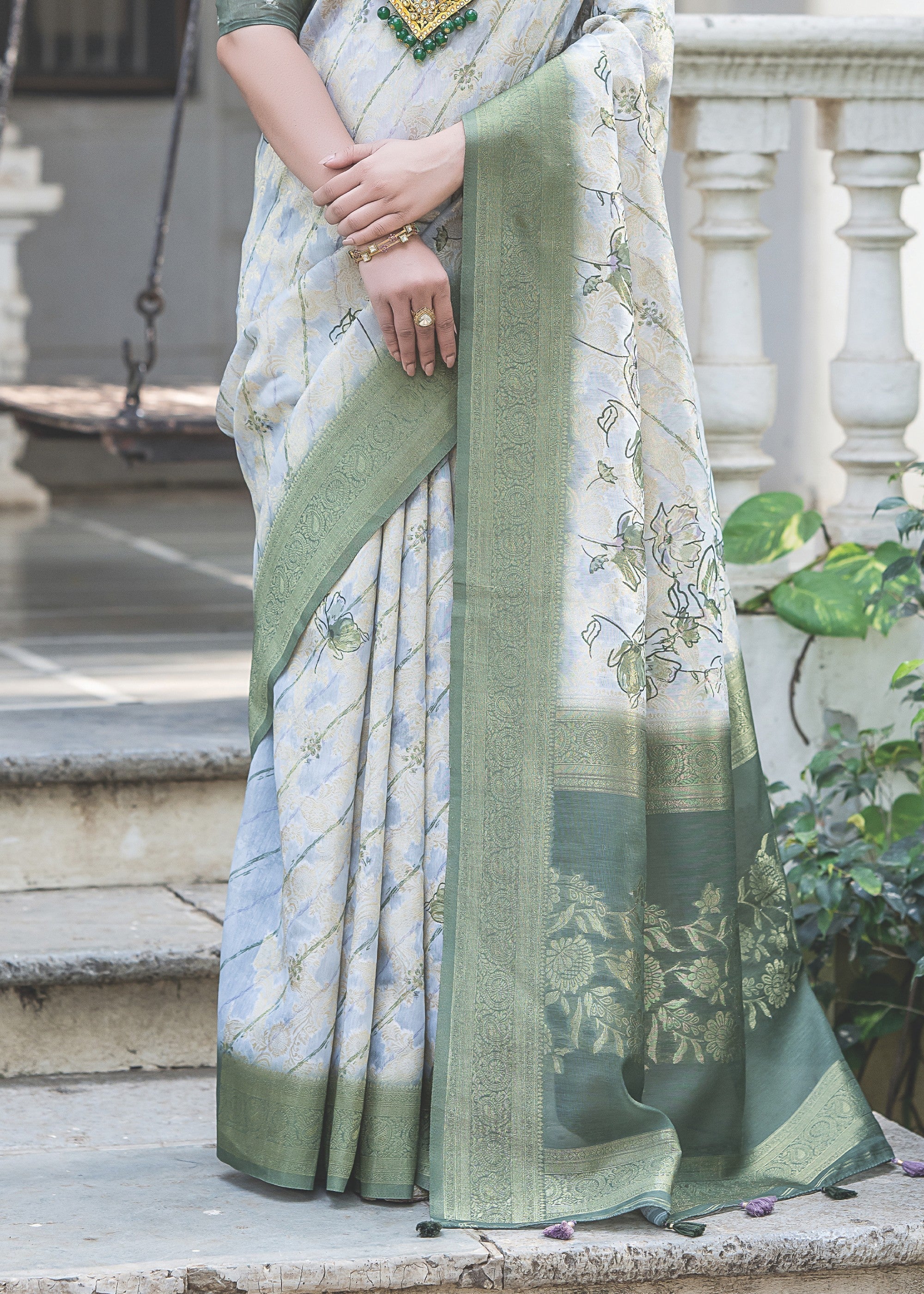 Bluish white Woven Silk Saree with Contrast Pallu - qivii