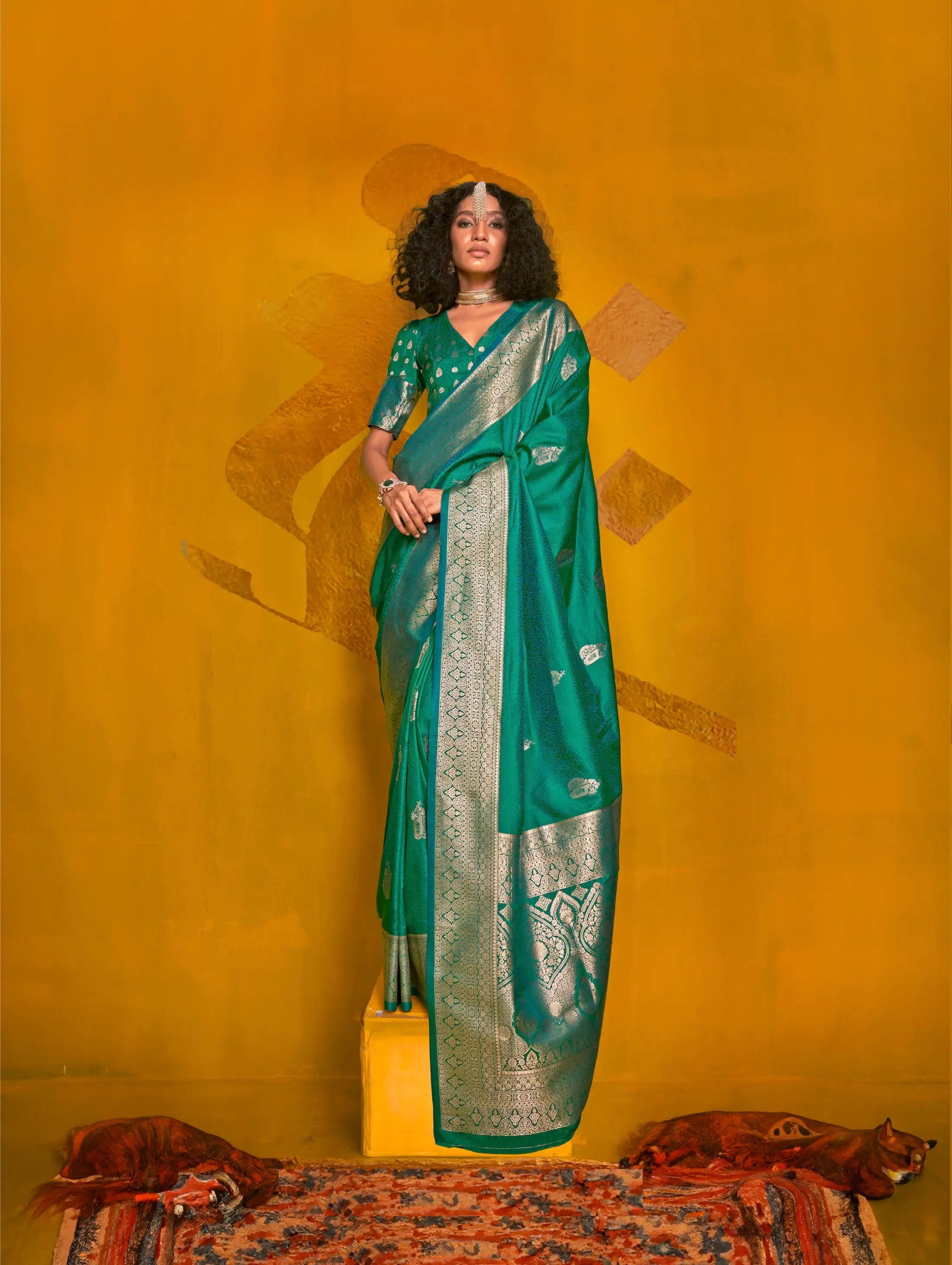 Green Two Tone Handloom Silk Saree With Zari Weaving Work - qivii