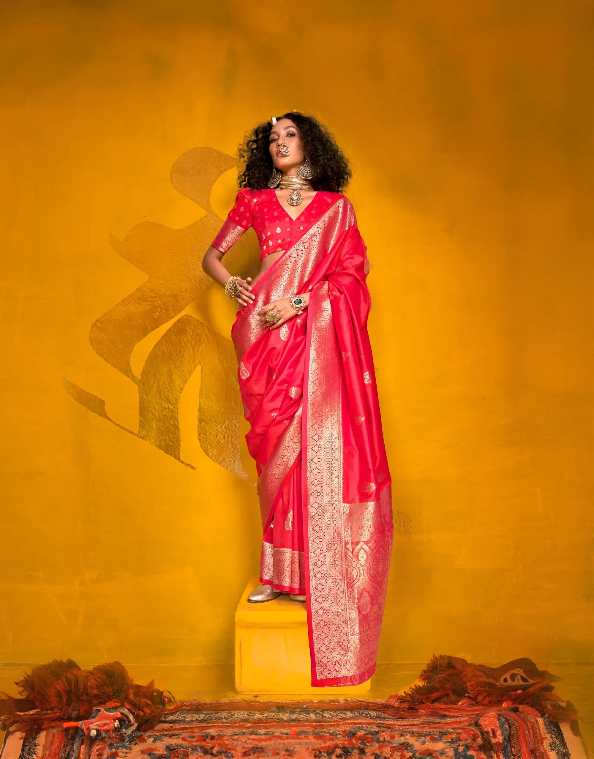 Red Two Tone Handloom Silk Saree With Zari Weaving Work - qivii