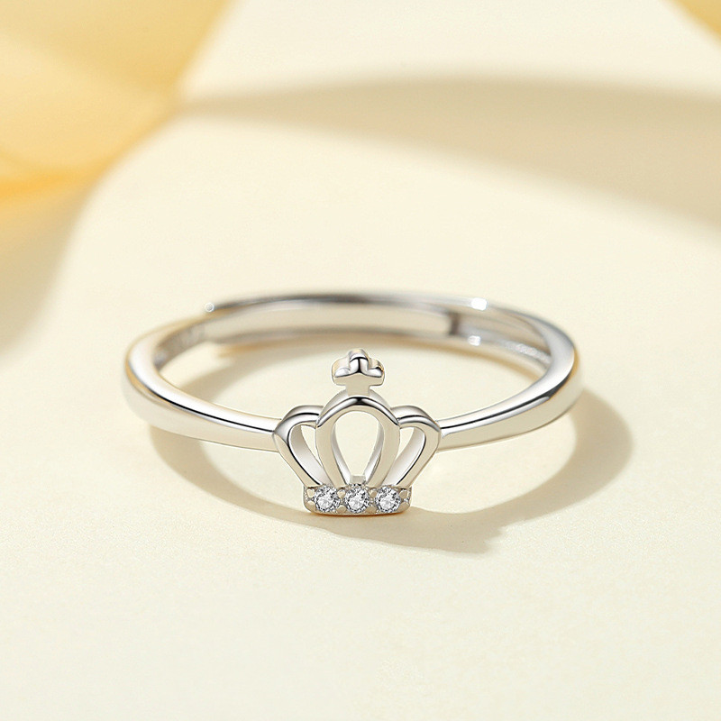 Crown Ring by Qivii