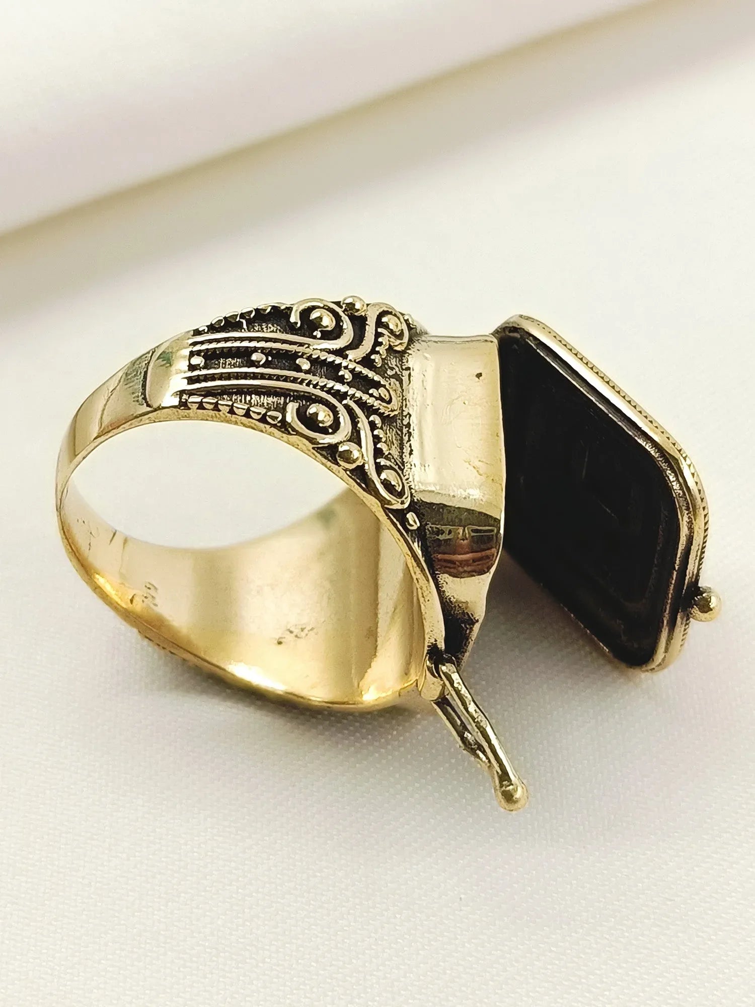 Anuruddh Mint Green Western Finger Ring