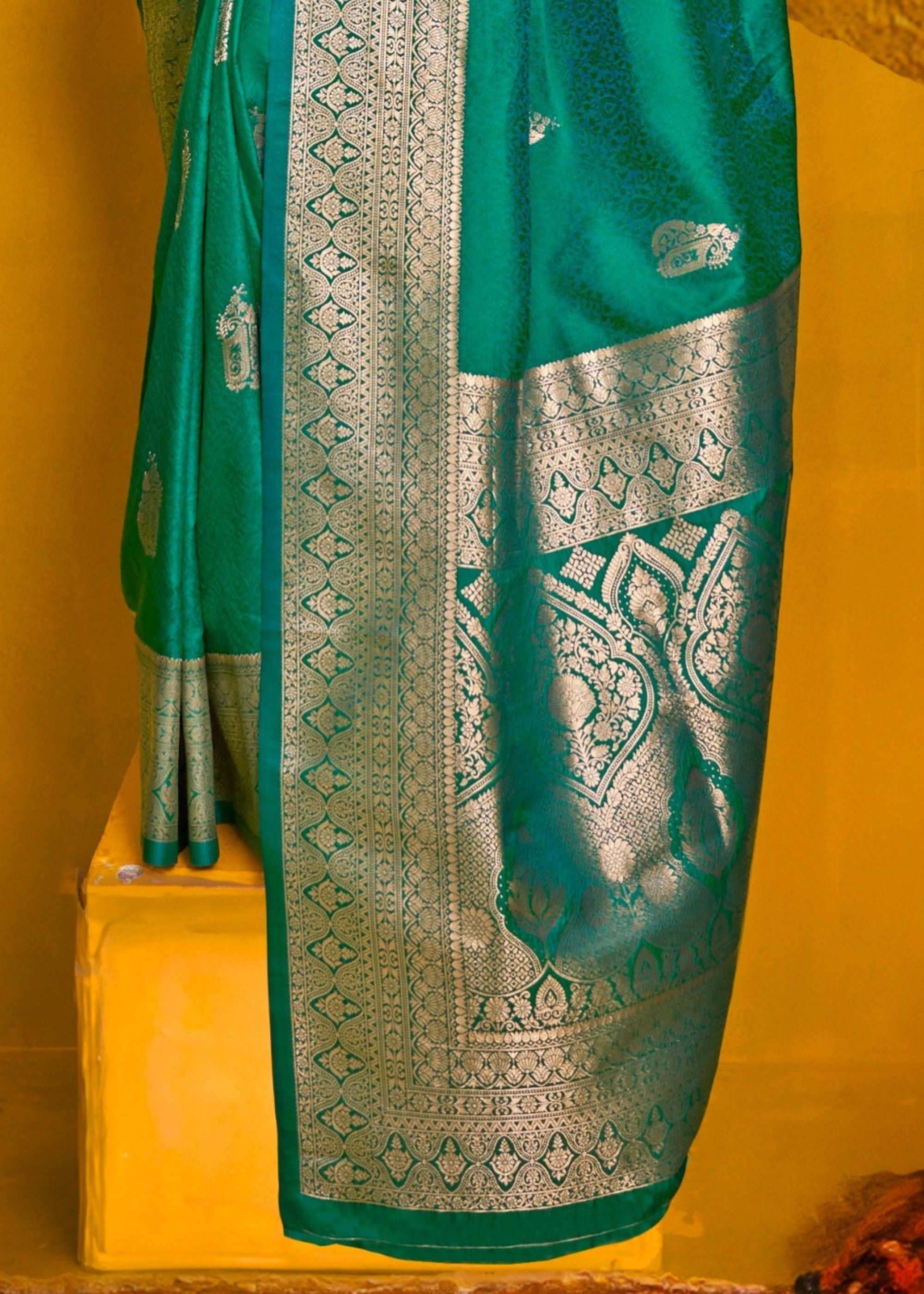 Cadmium green Two Tone Handloom Weaving Silk Saree : Top Pick - qivii