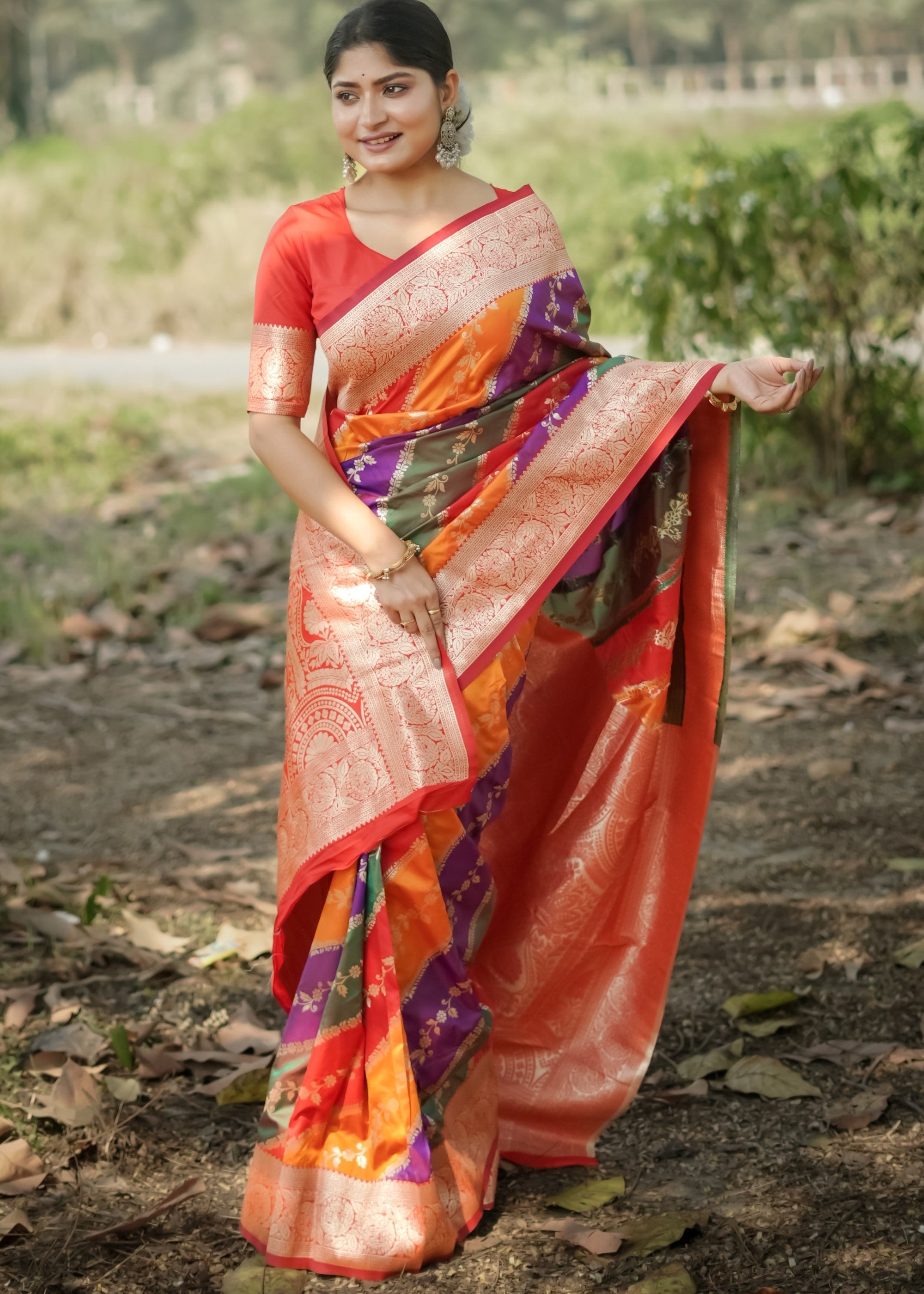 Red Leriya Zari Woven Banarasi Silk Saree With Contrast Pallu - qivii