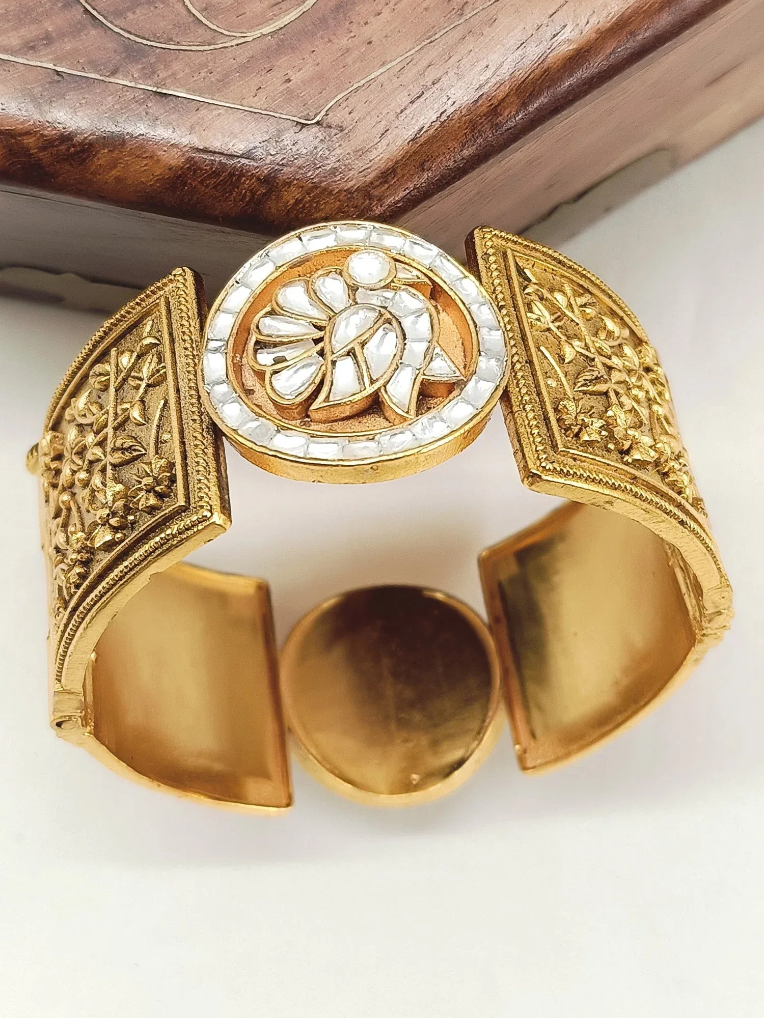 Rageshwari White Kundan Kada