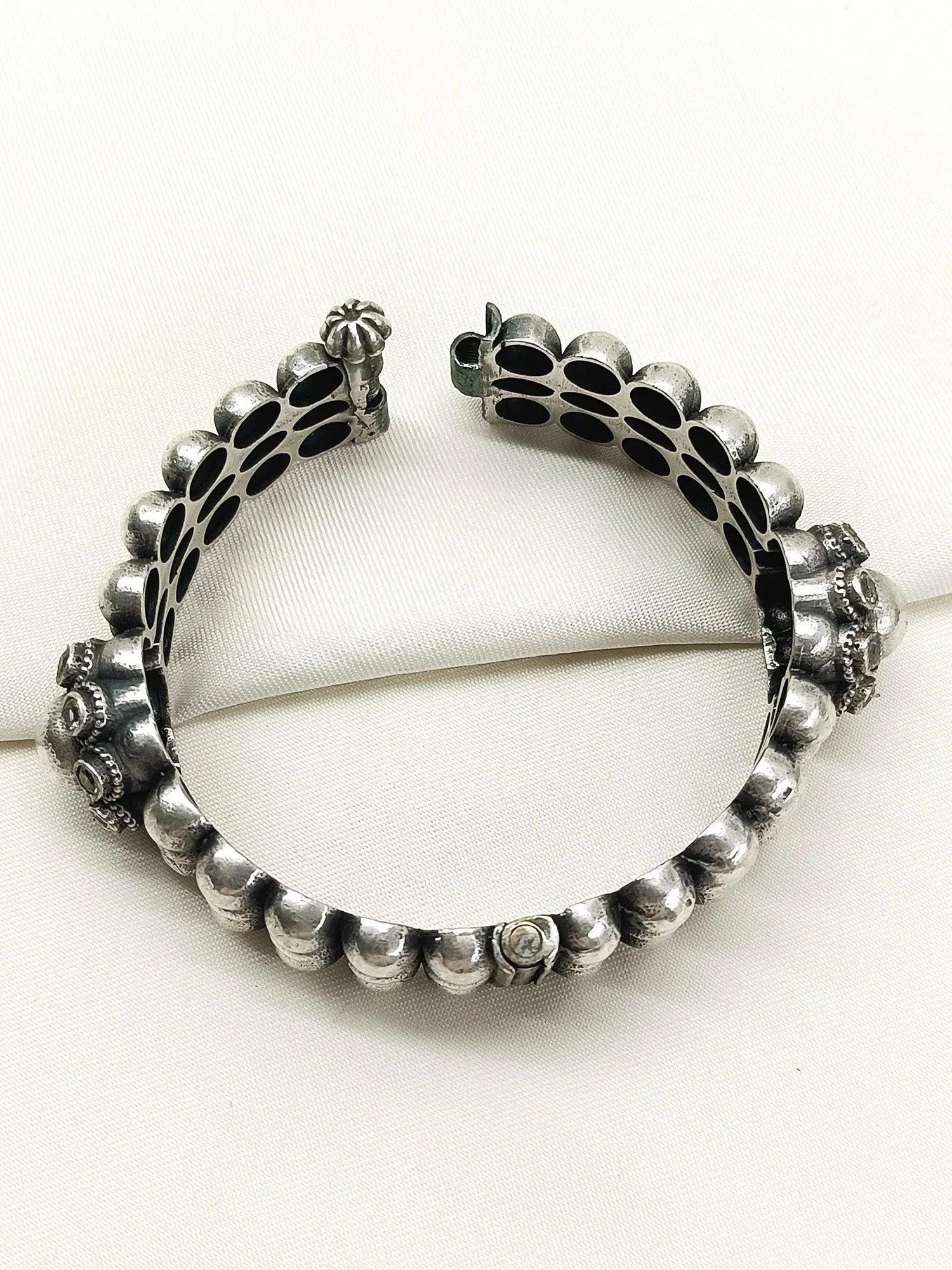 Pradayini Plain Oxidized Kada