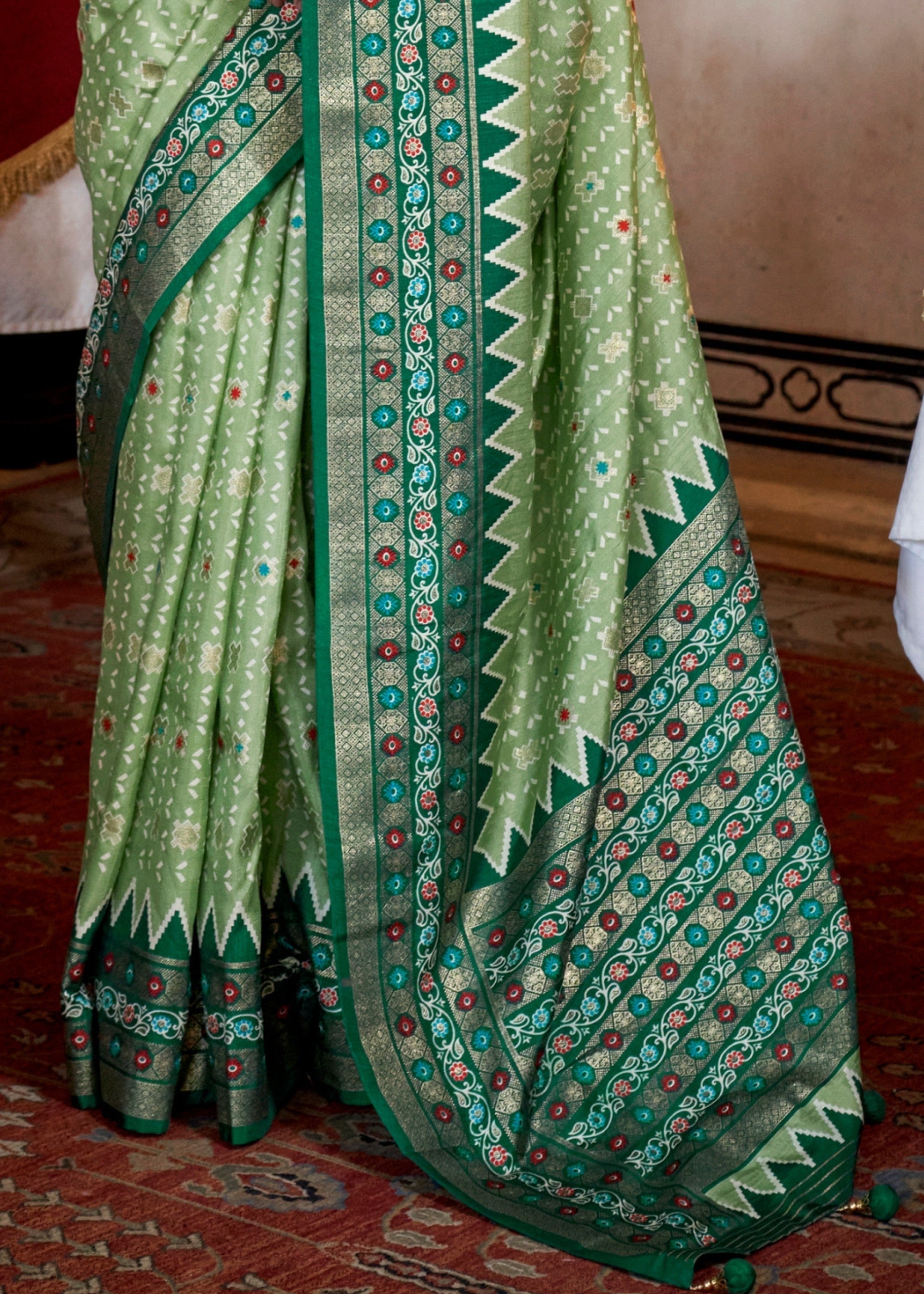 Dynasty Green Silk Saree With Traditional Classic Design - qivii