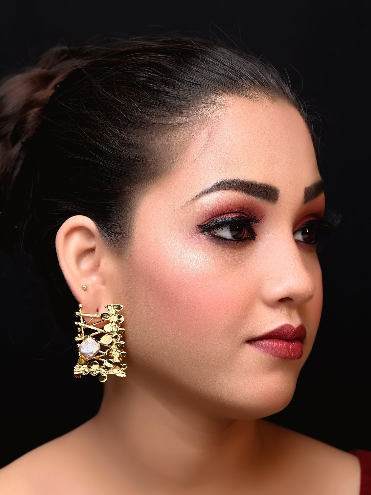 Daizy Contemporary Golden Stud - qivii