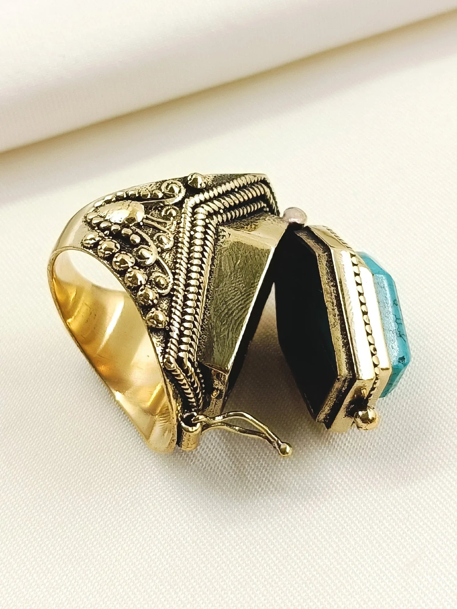 Abhigya Firozi Western Finger Ring