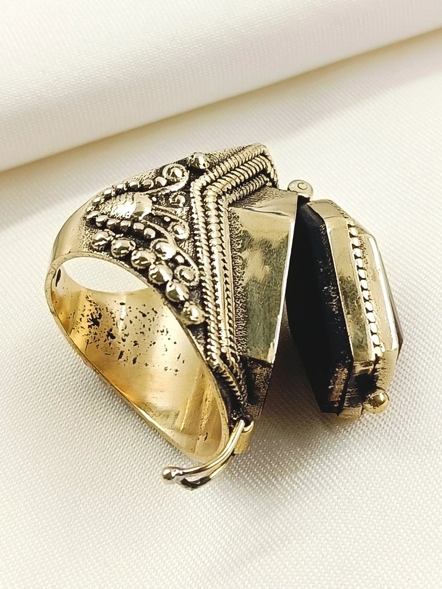 Maral Maroon Western Finger Ring