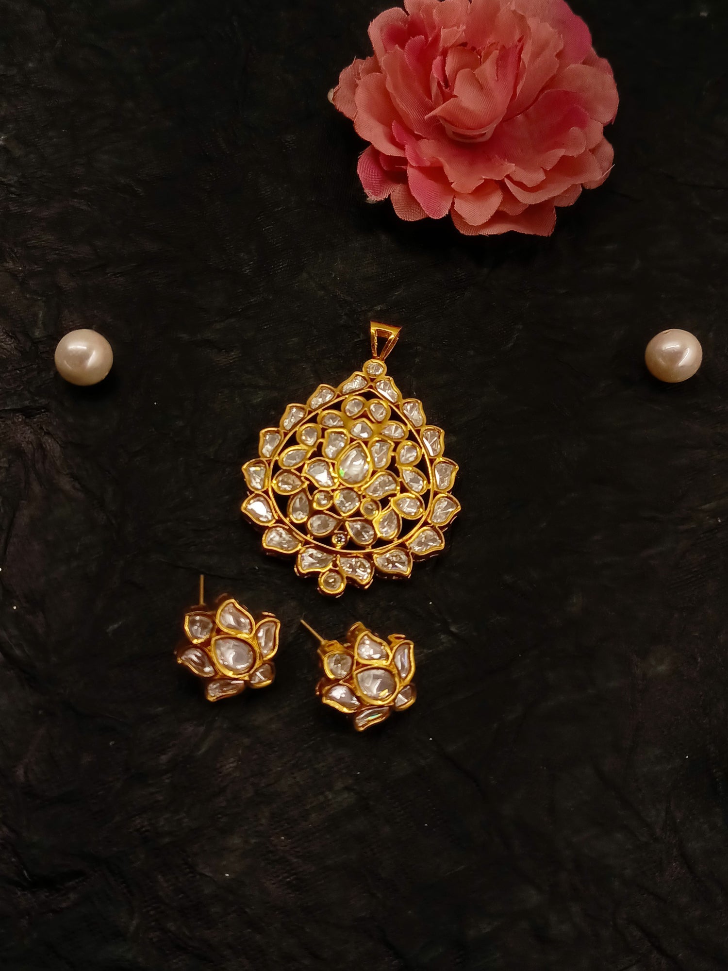 Pranshi White Kundan Pendant Set - qivii