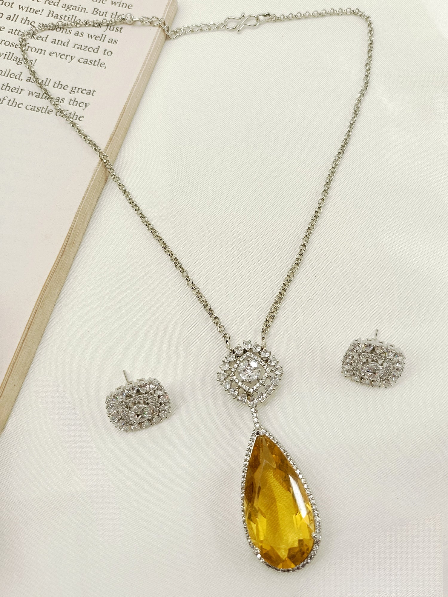 Victoria Yellow Swarovski Stone Pendant Set - qivii