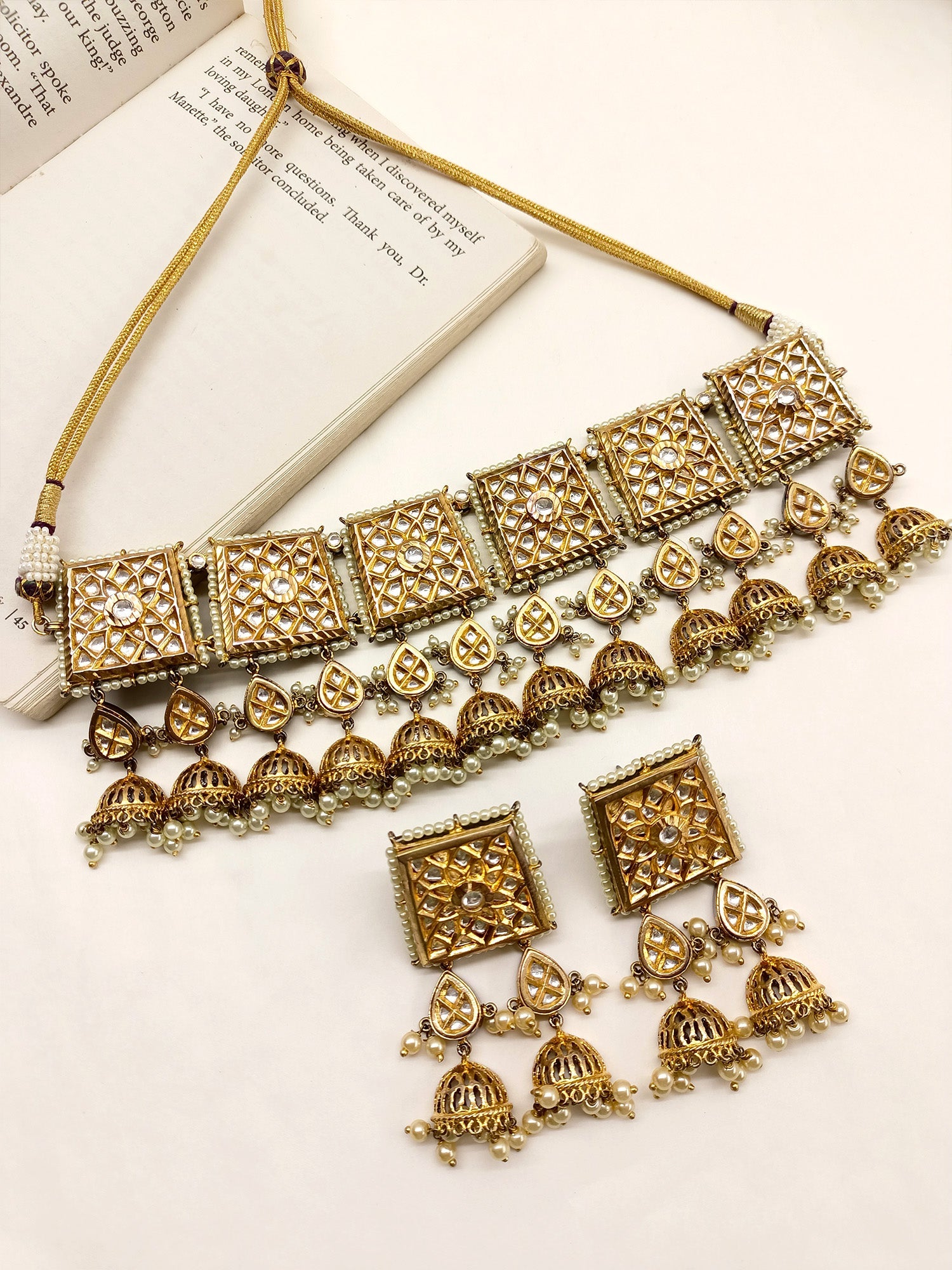 Malavika Kundan Choker Set - qivii