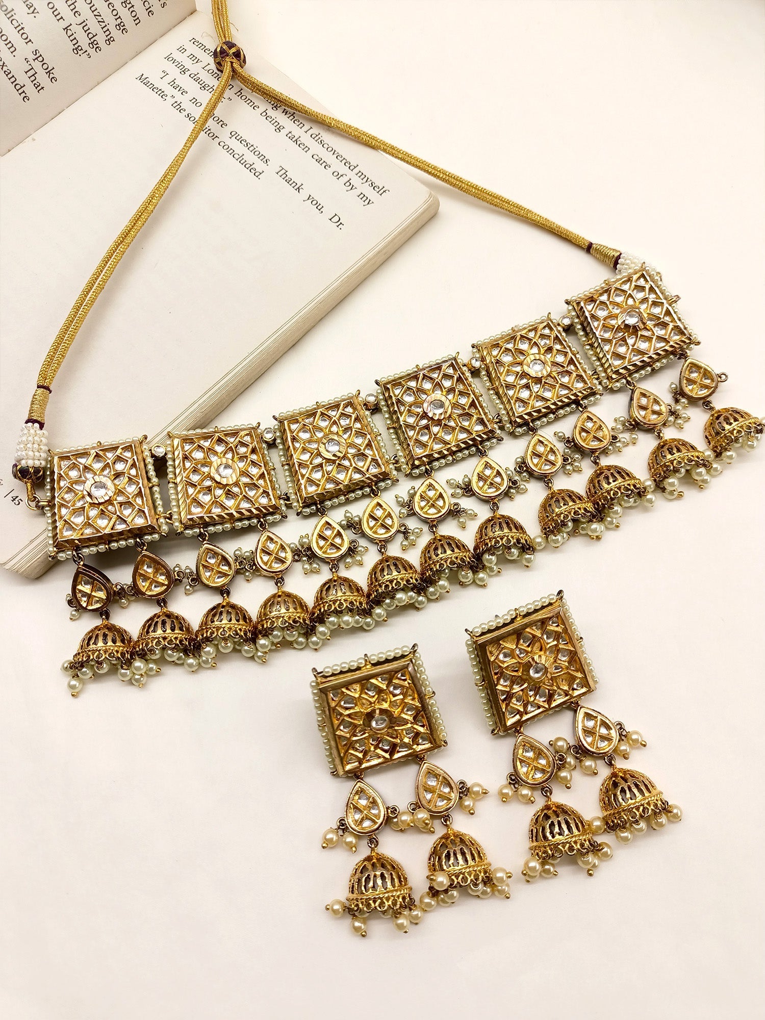 Malavika Kundan Choker Set - qivii