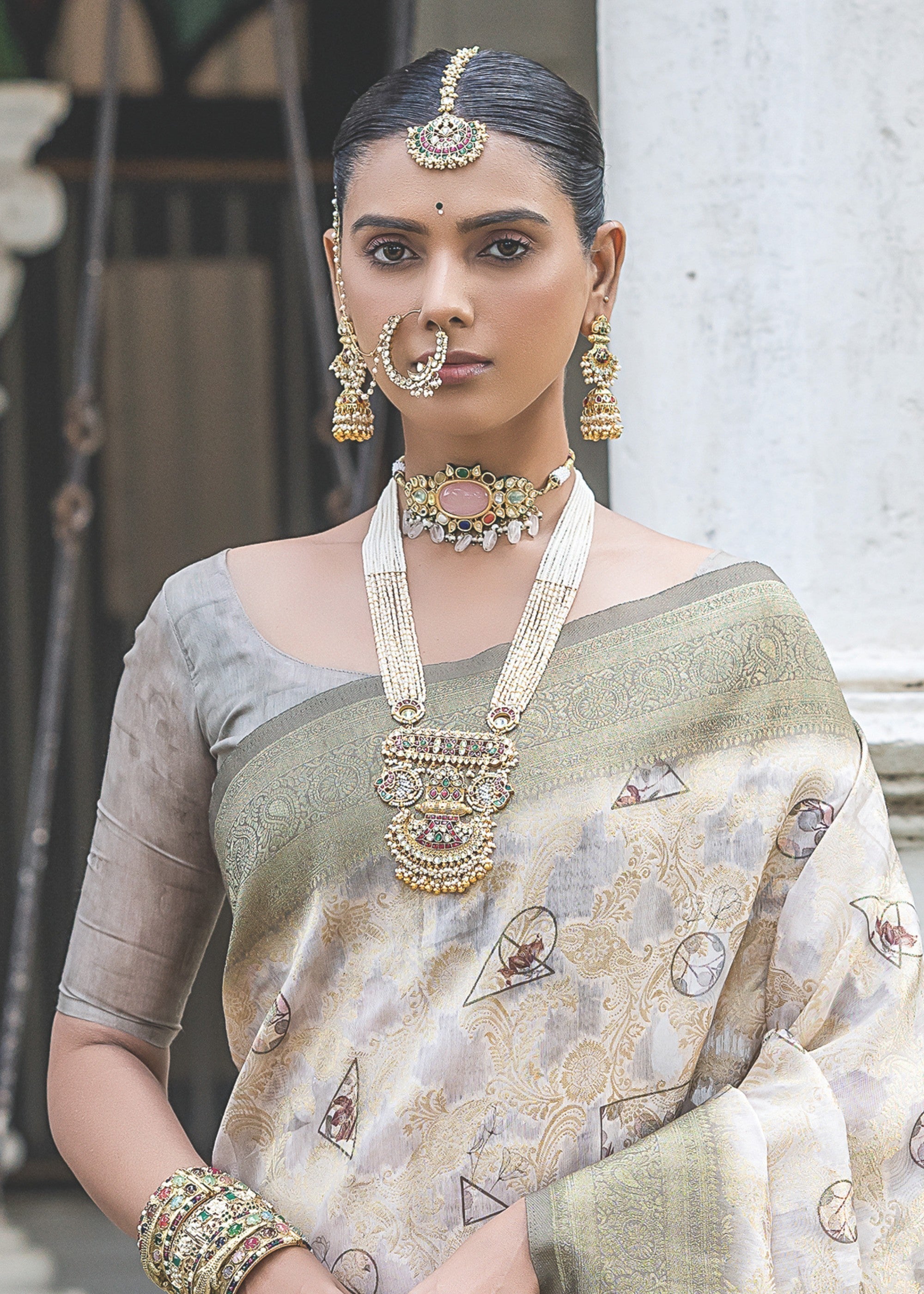 Ivory white Woven Silk Saree with Contrast Pallu - qivii