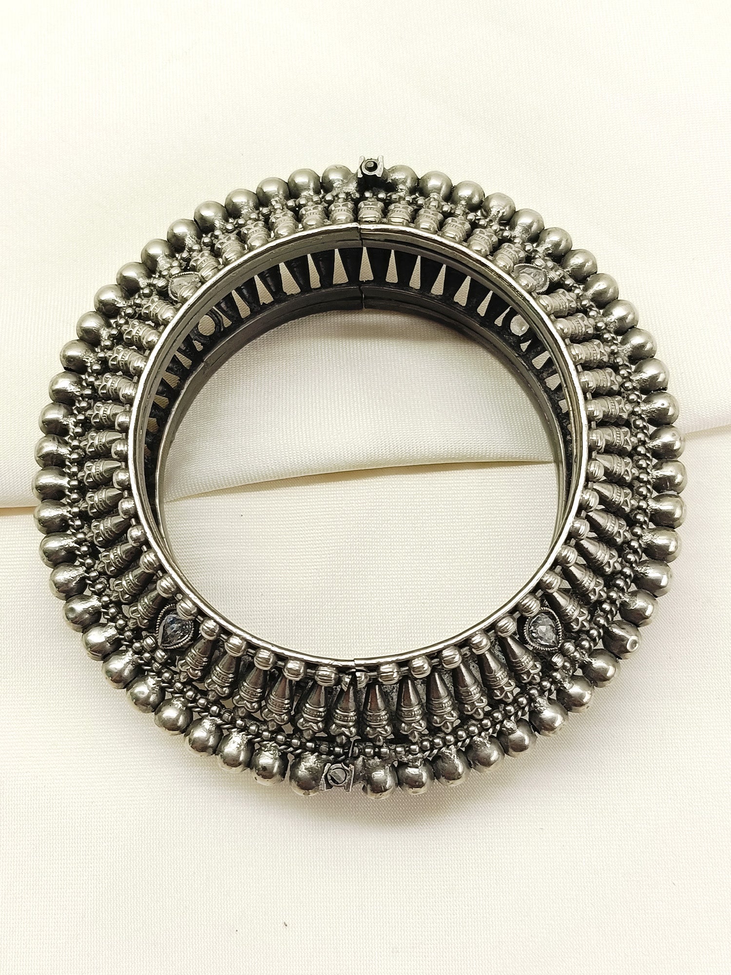 Yuvanya Plain Oxidized Kada