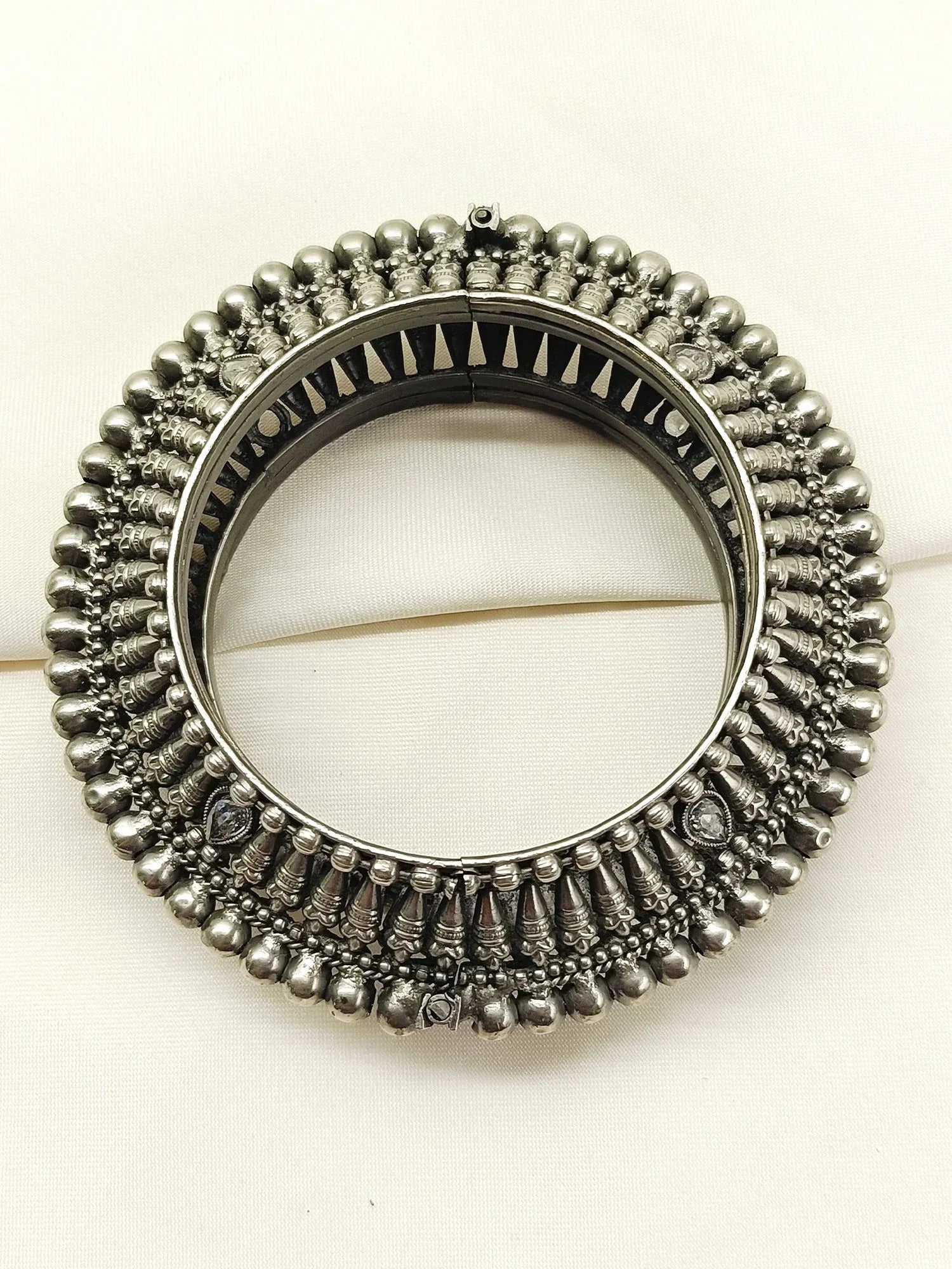 Yuvanya Plain Oxidized Kada