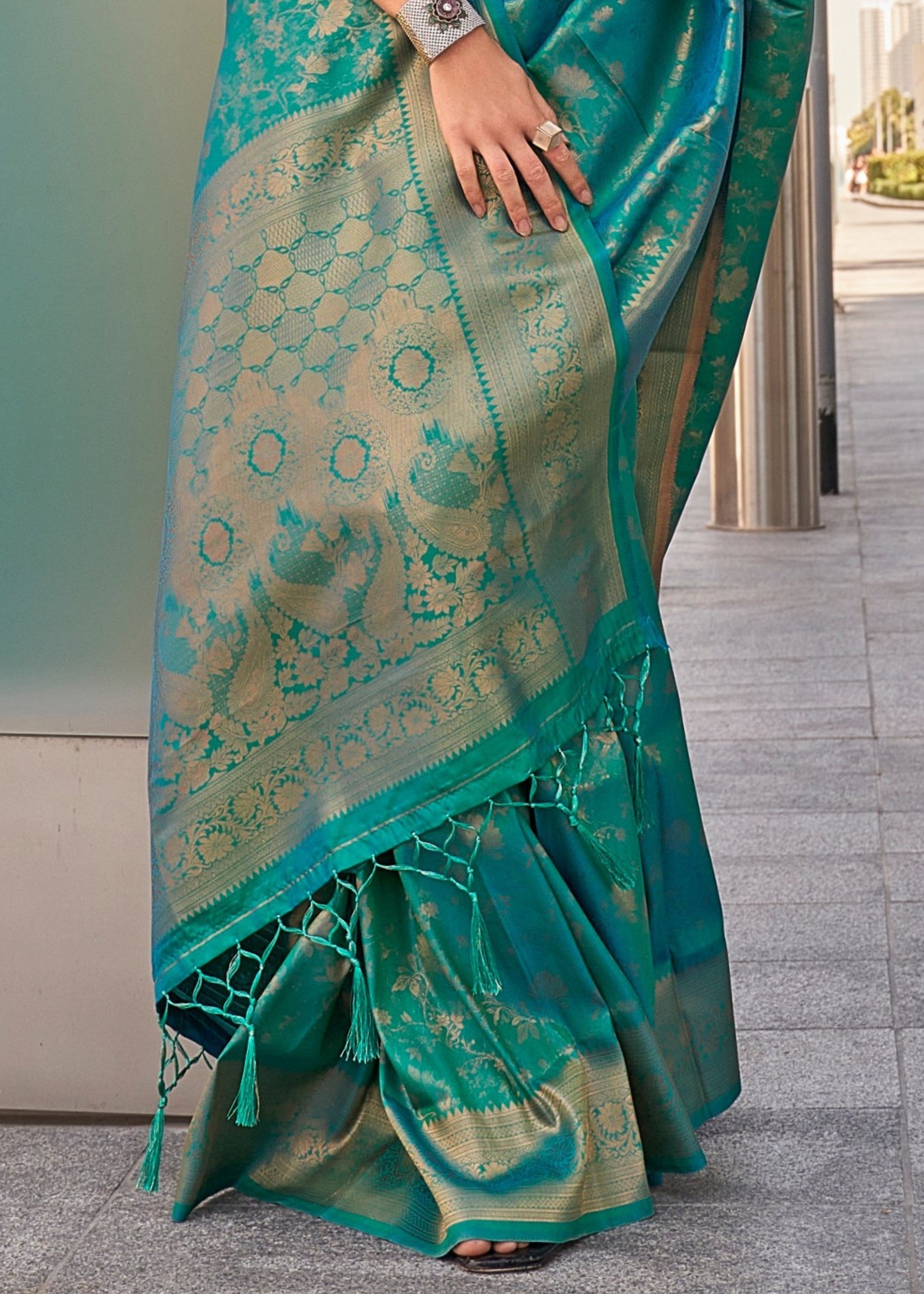 Sea Foam Handloom Weaving Saree - qivii