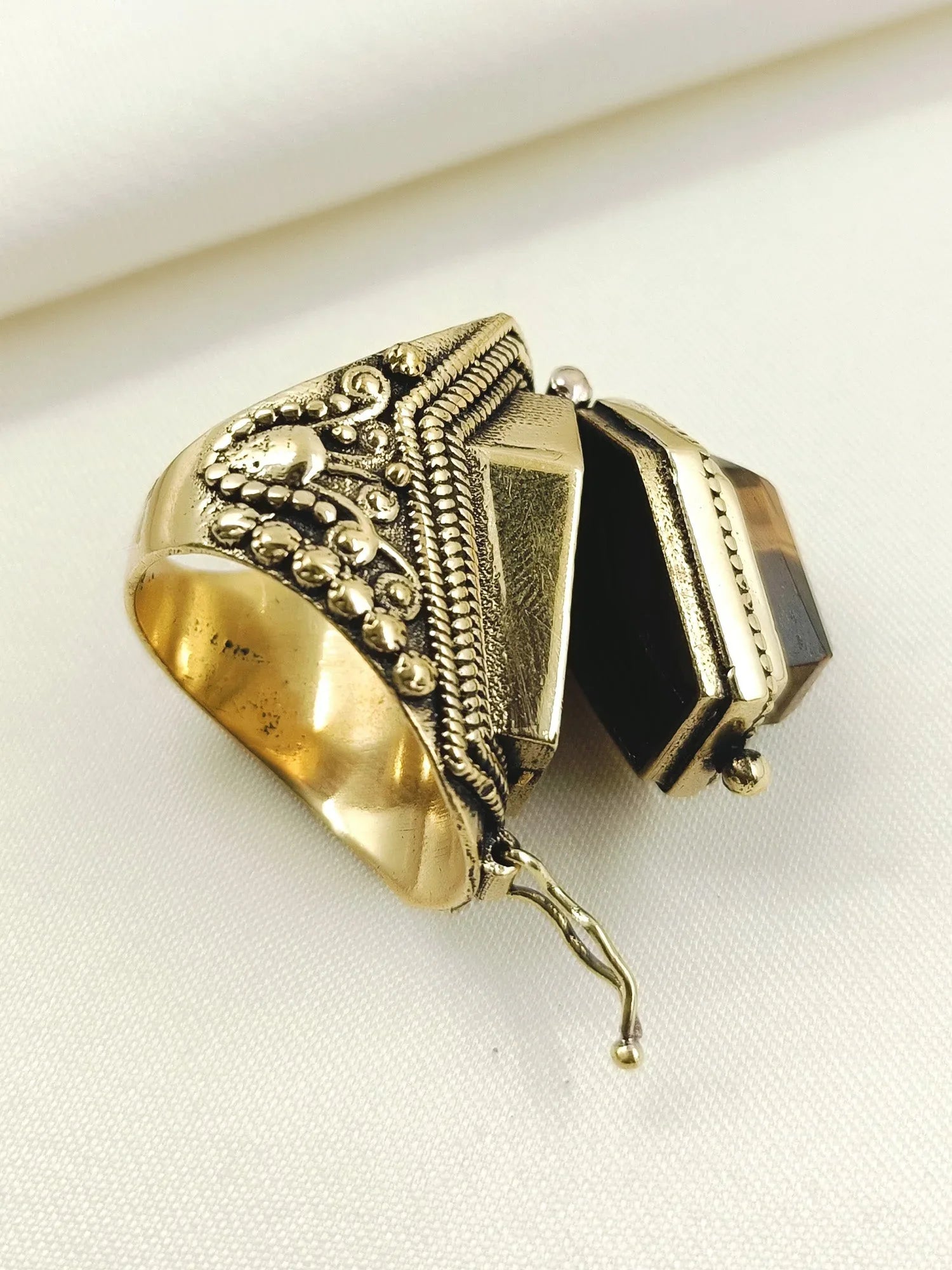 Shamika Brown Western Finger Ring