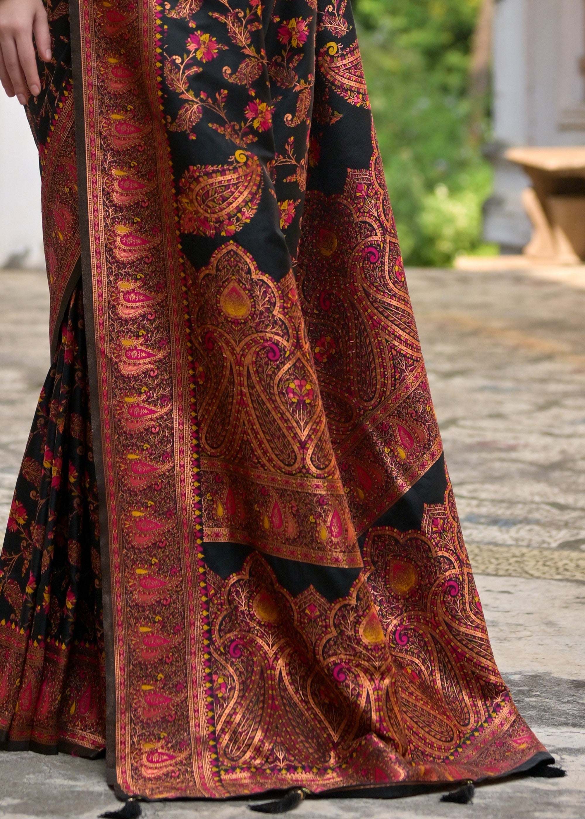 Black Thread Woven Jal & Flower Silk Saree With Thread Woven Pallu - qivii