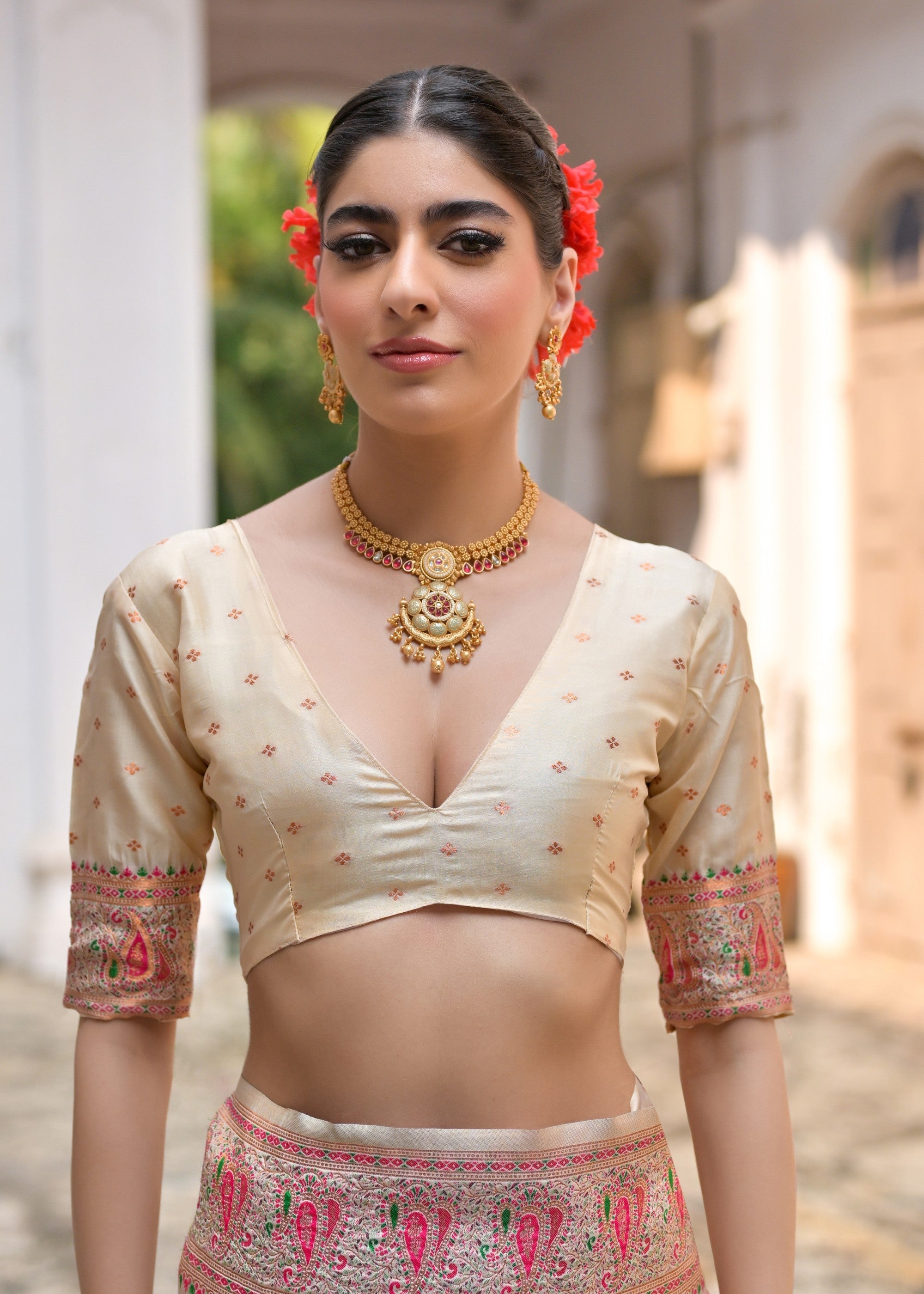 Cream Thread Woven Jal & Flower Silk Saree With Thread Woven Pallu - qivii