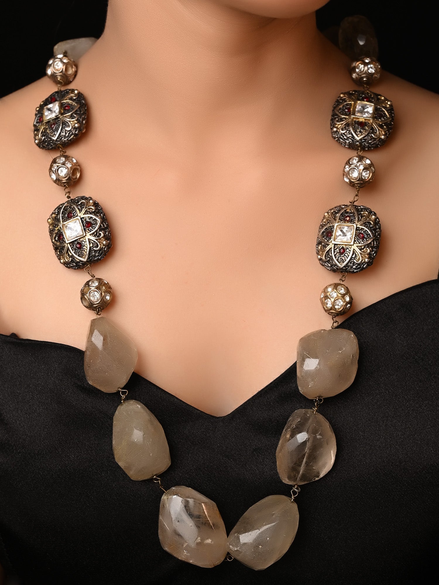 Kyara White Quartz Necklace - qivii