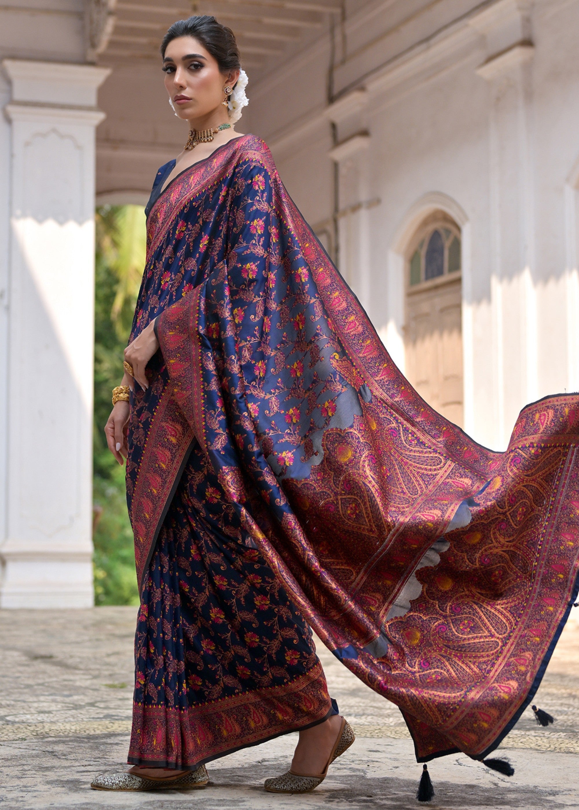 Navy Blue Thread Woven Jal & Flower Silk Saree With Thread Woven Pallu - qivii