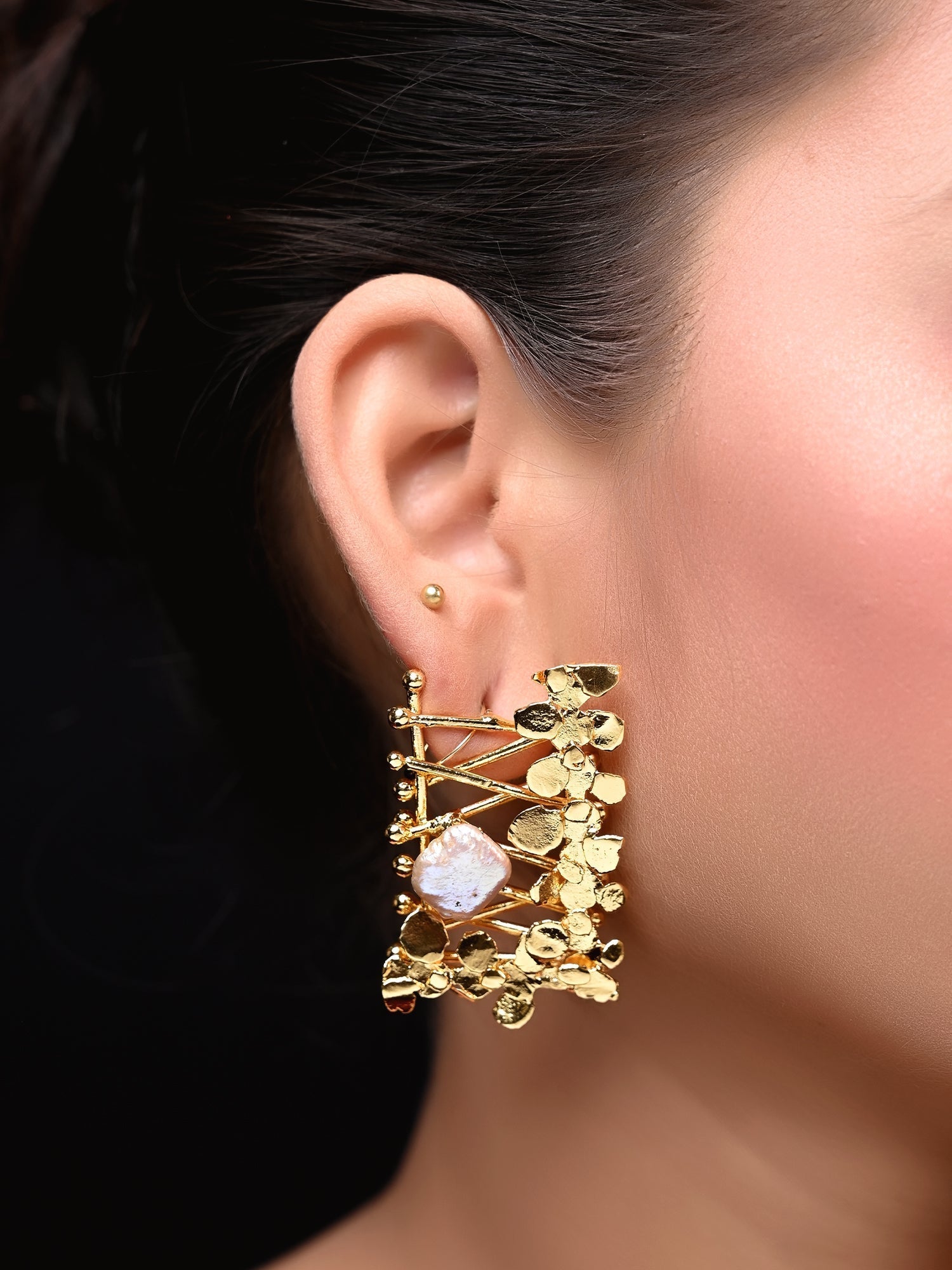 Daizy Contemporary Golden Stud - qivii