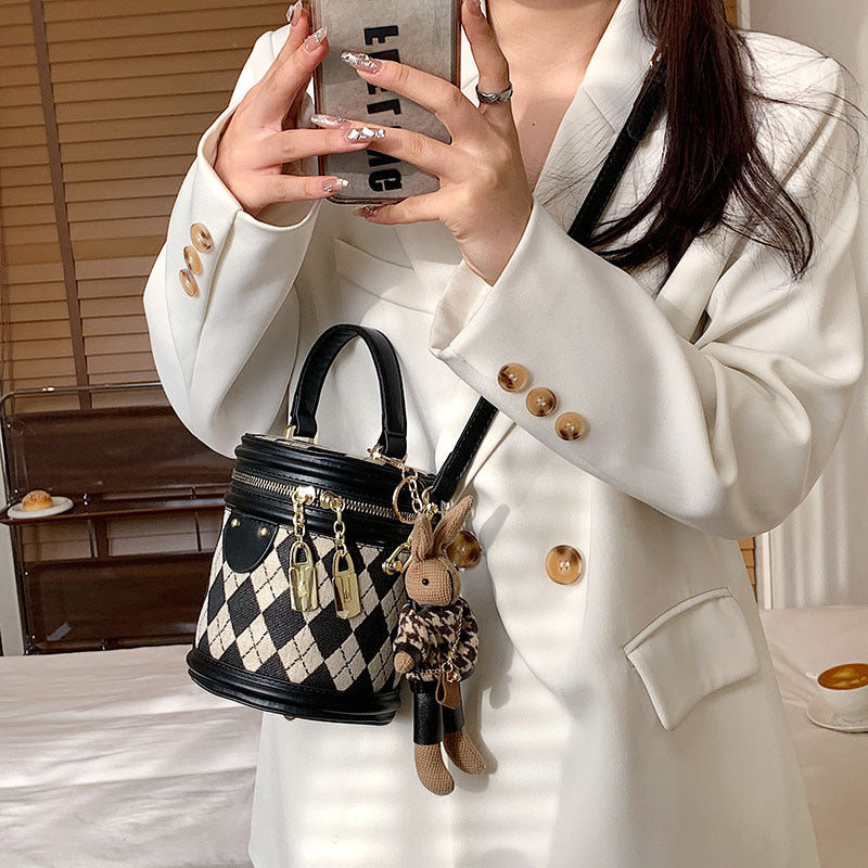 Women‘s Artisan Quilted Crossbody Bag Vintage Bunny Charm Bucket Tote