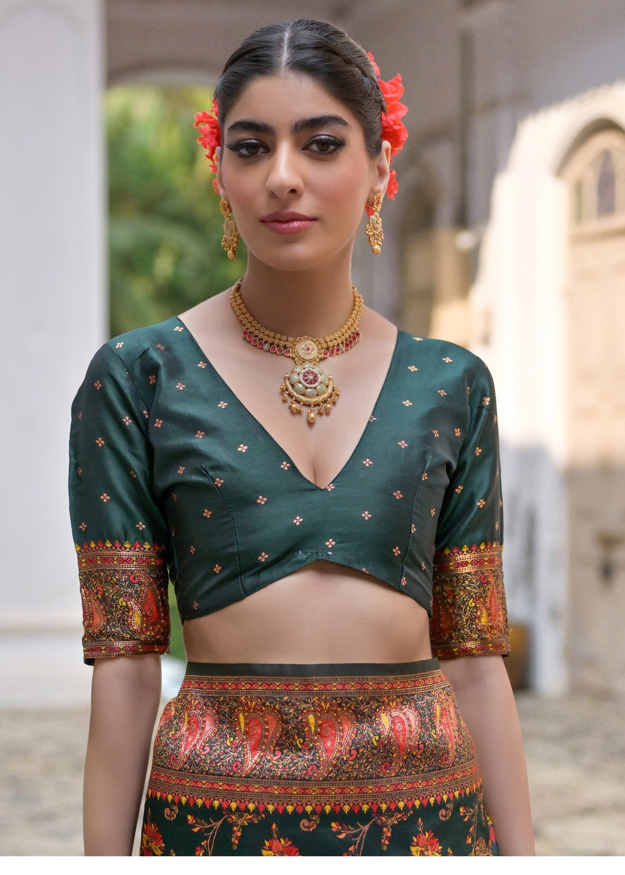 Green Thread Woven Jal & Flower Silk Saree With Thread Woven Pallu - qivii