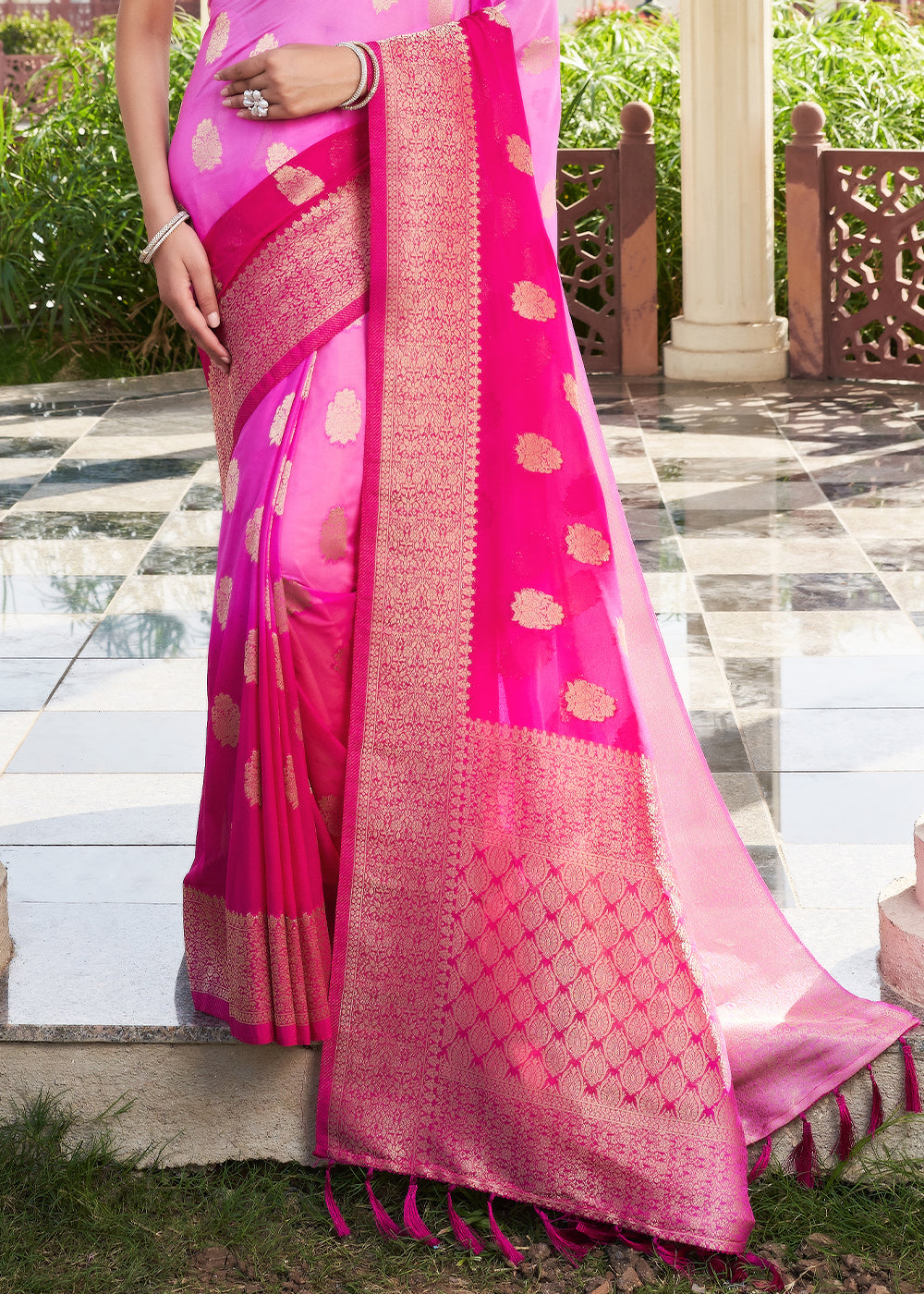 Shades Of Pink Zari Woven Georgette Saree - qivii