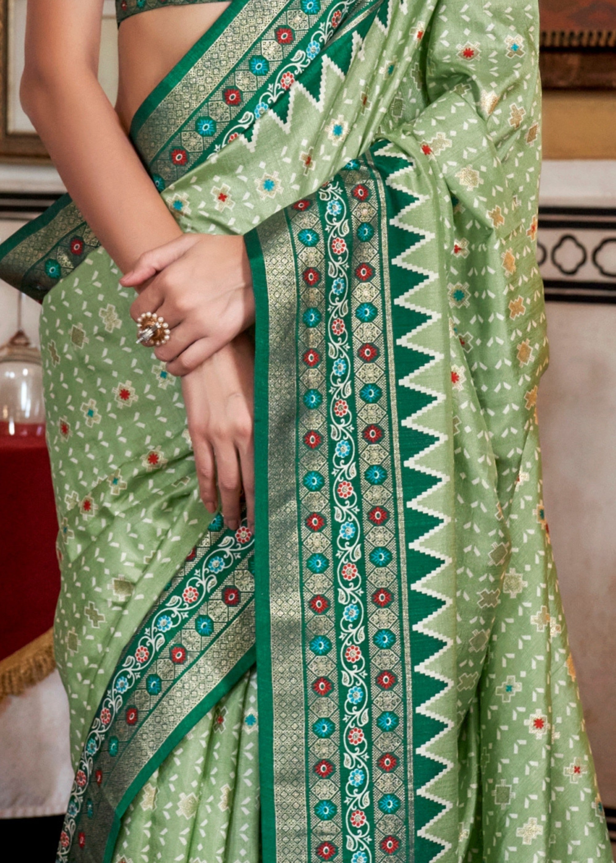 Dynasty Green Silk Saree With Traditional Classic Design - qivii