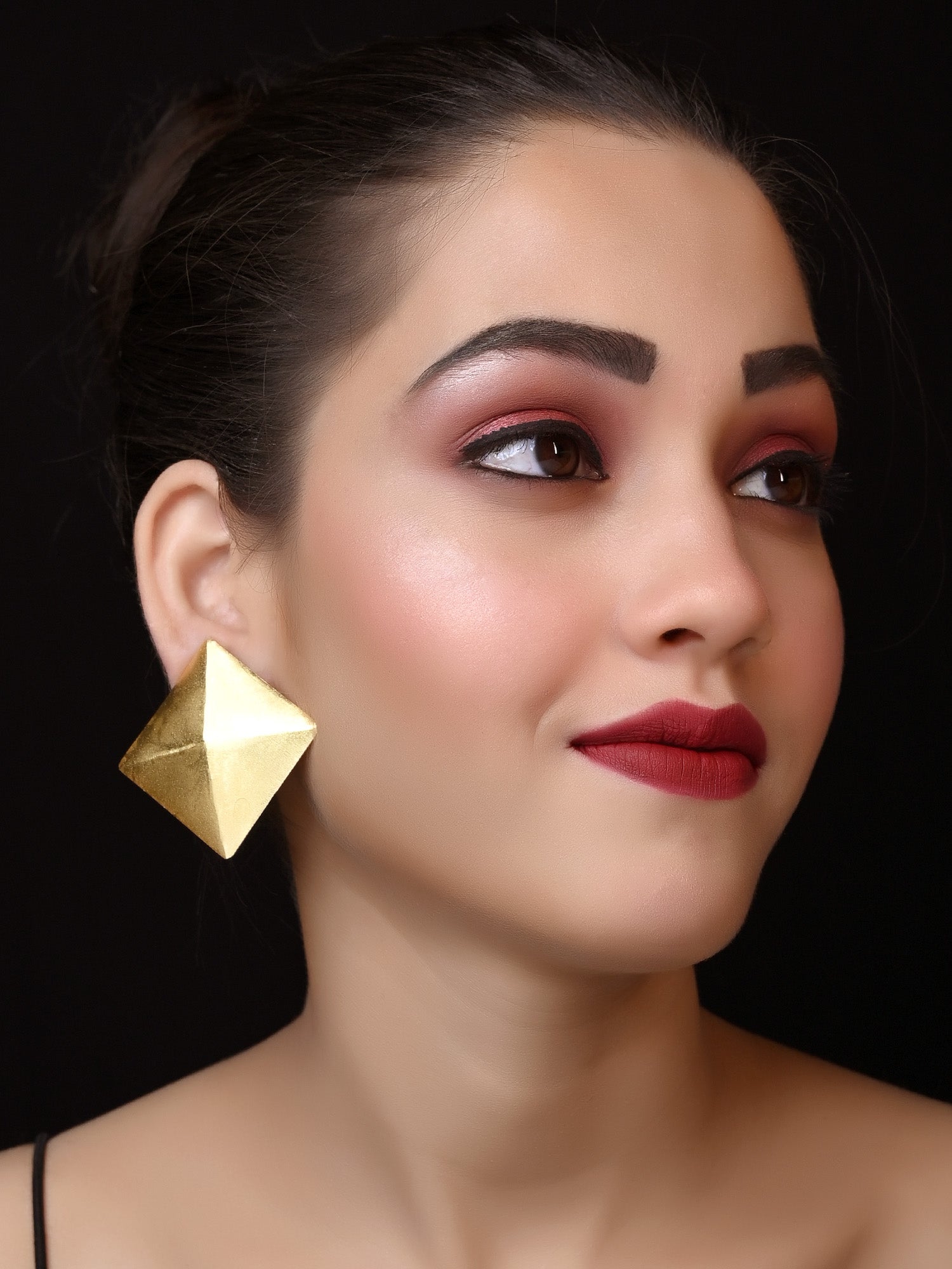 Zoey Square Golden Stud - qivii