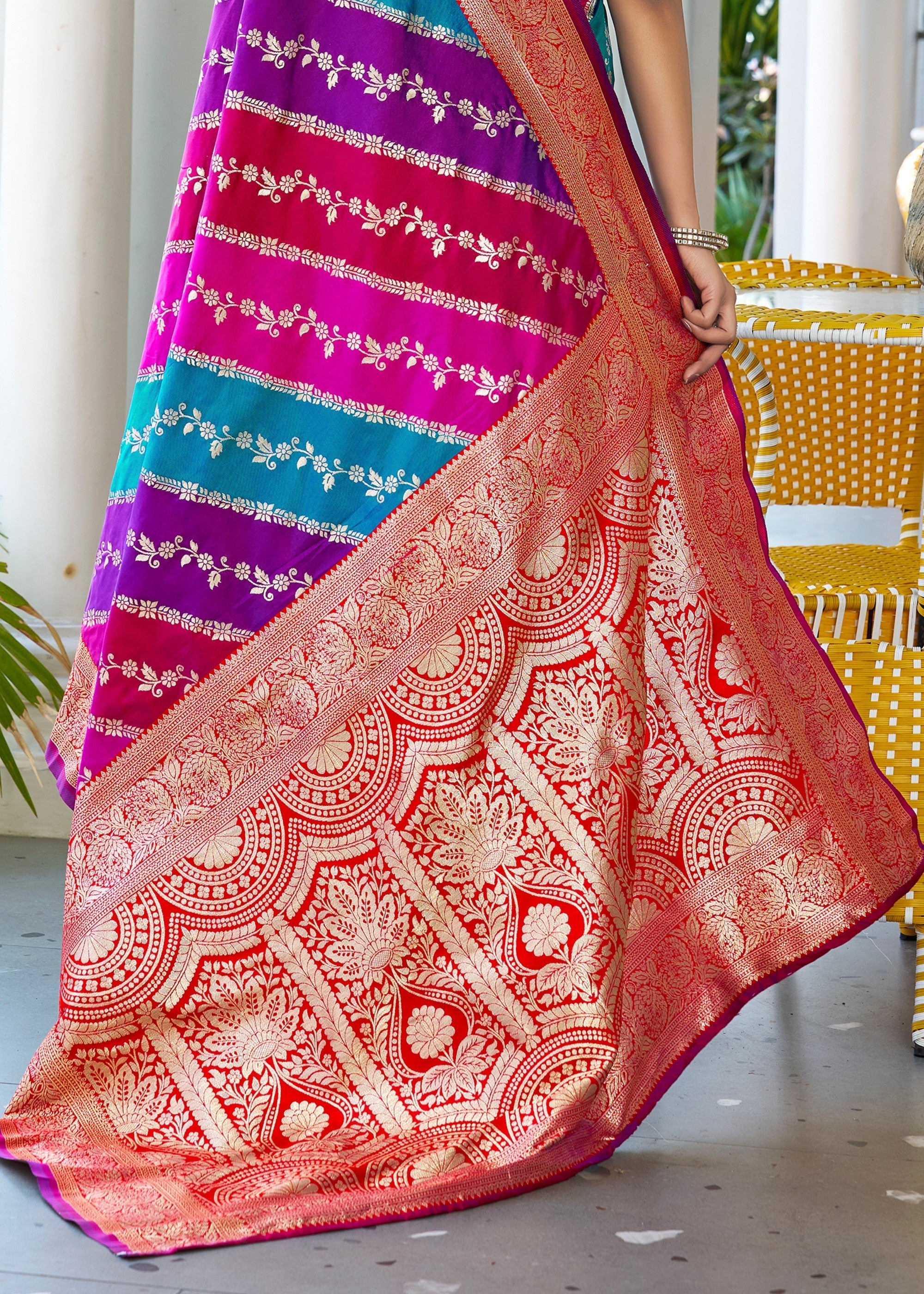 Pink Leriya Zari Woven Banarasi Silk Saree With Contrast Pallu - qivii