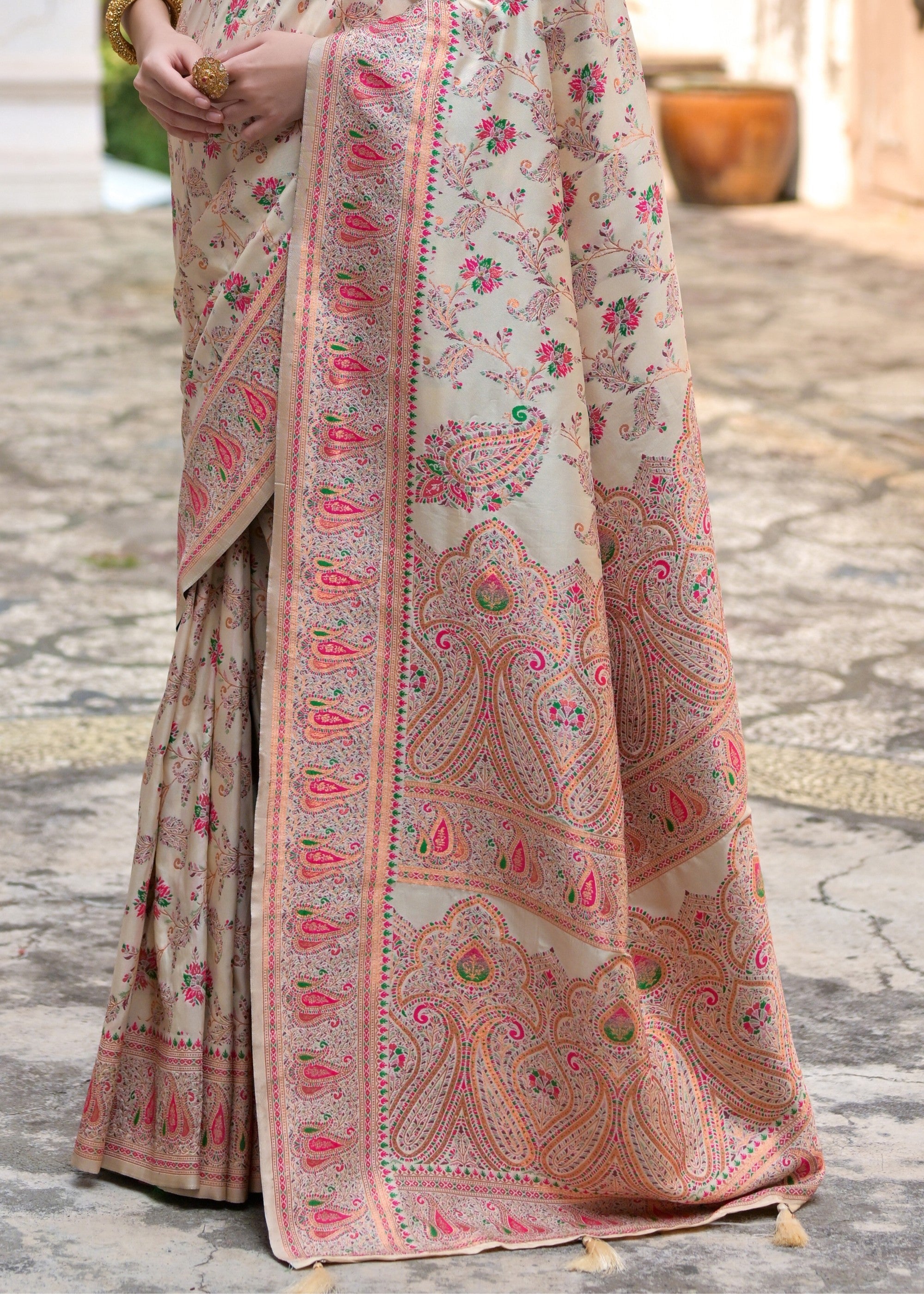 Cream Thread Woven Jal & Flower Silk Saree With Thread Woven Pallu - qivii