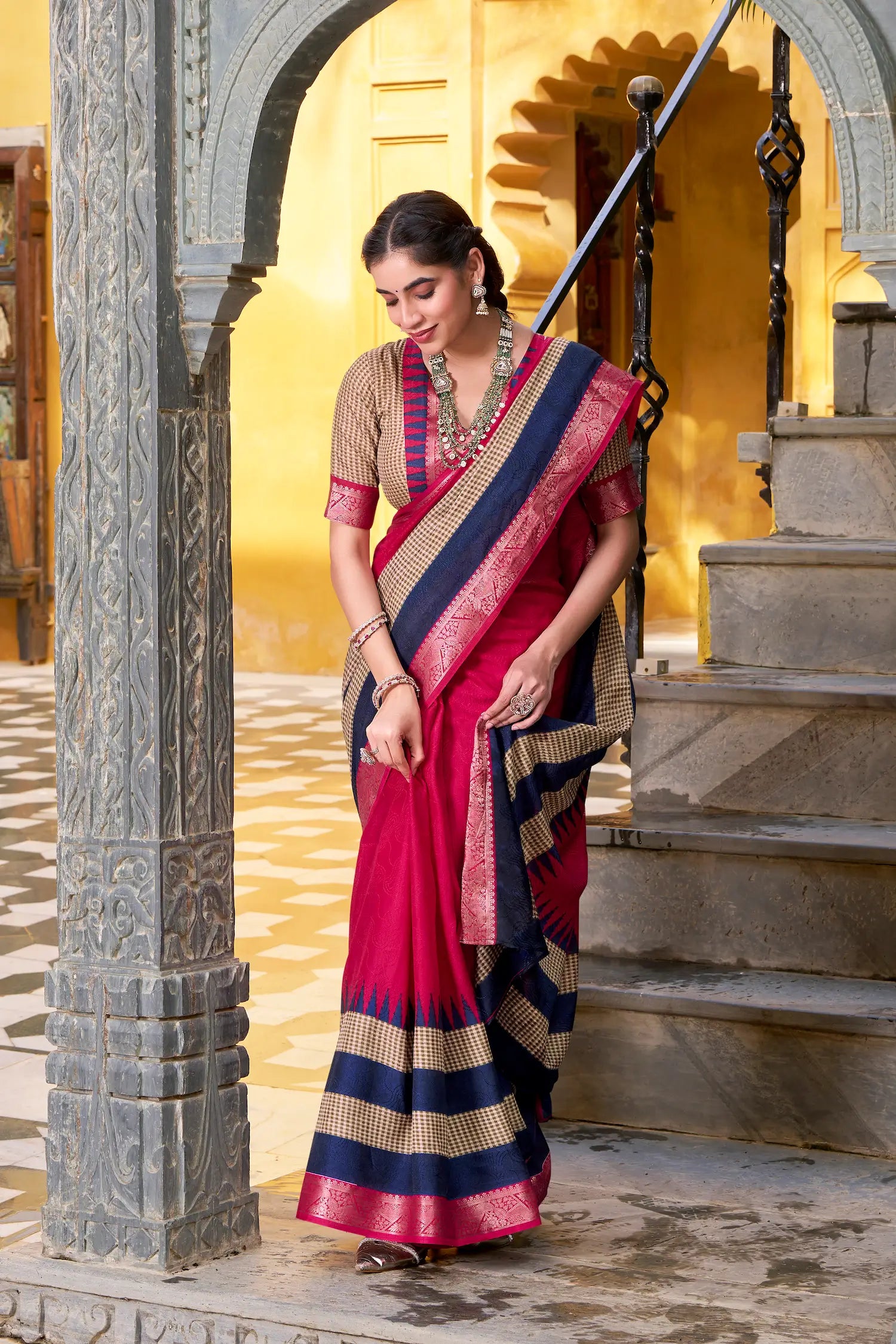 Dark Pink Poly Cotton Saree With Print & Zari Weaving Work - qivii