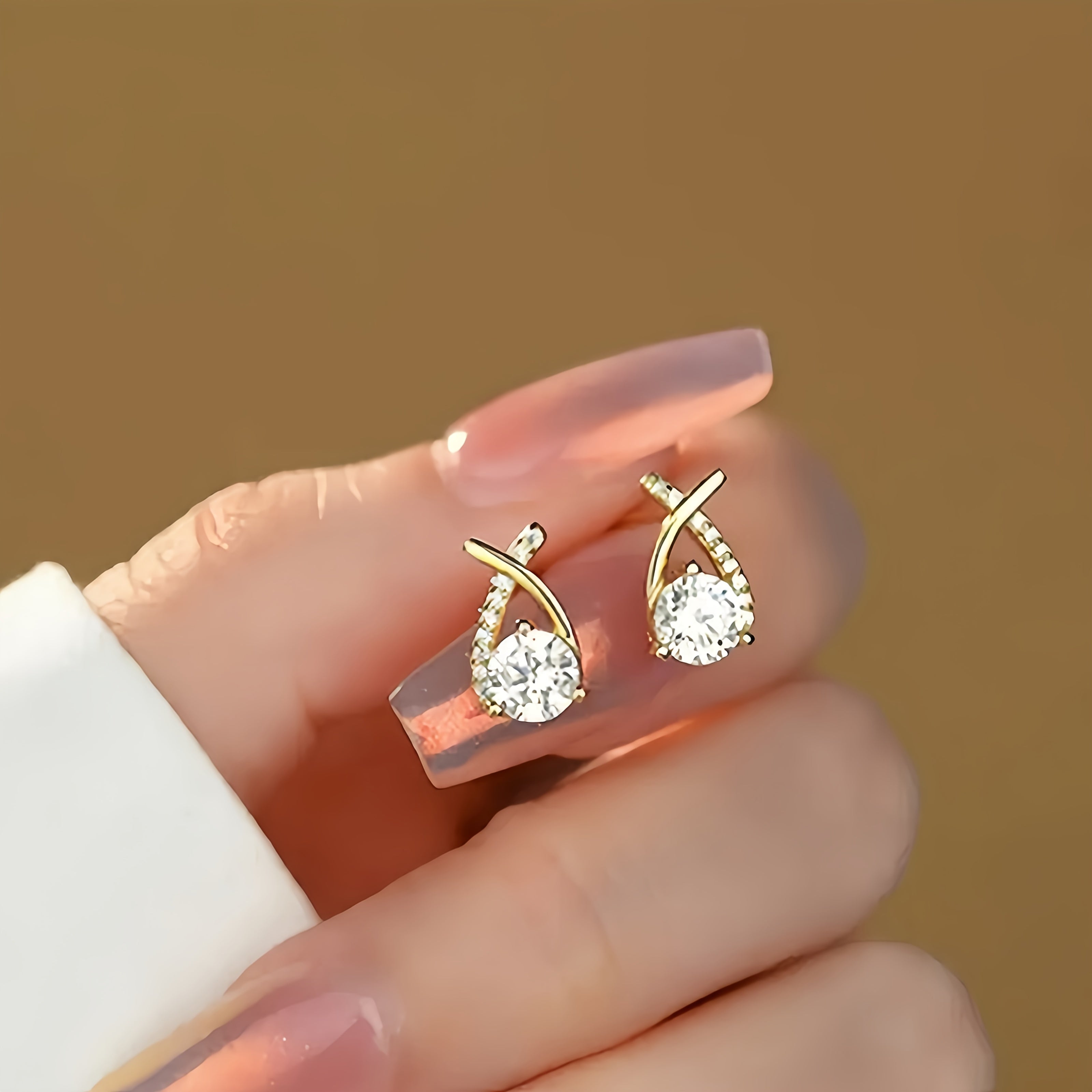 Oorbellen met gouden kruis en zirconia - By Qivii