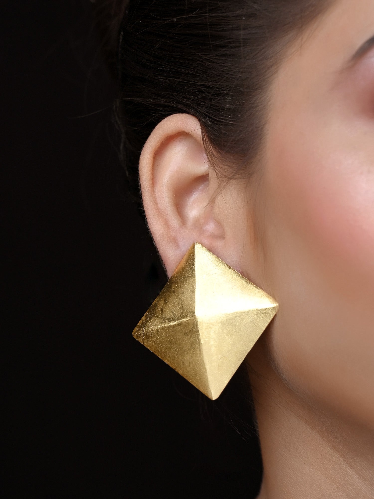 Zoey Square Golden Stud - qivii