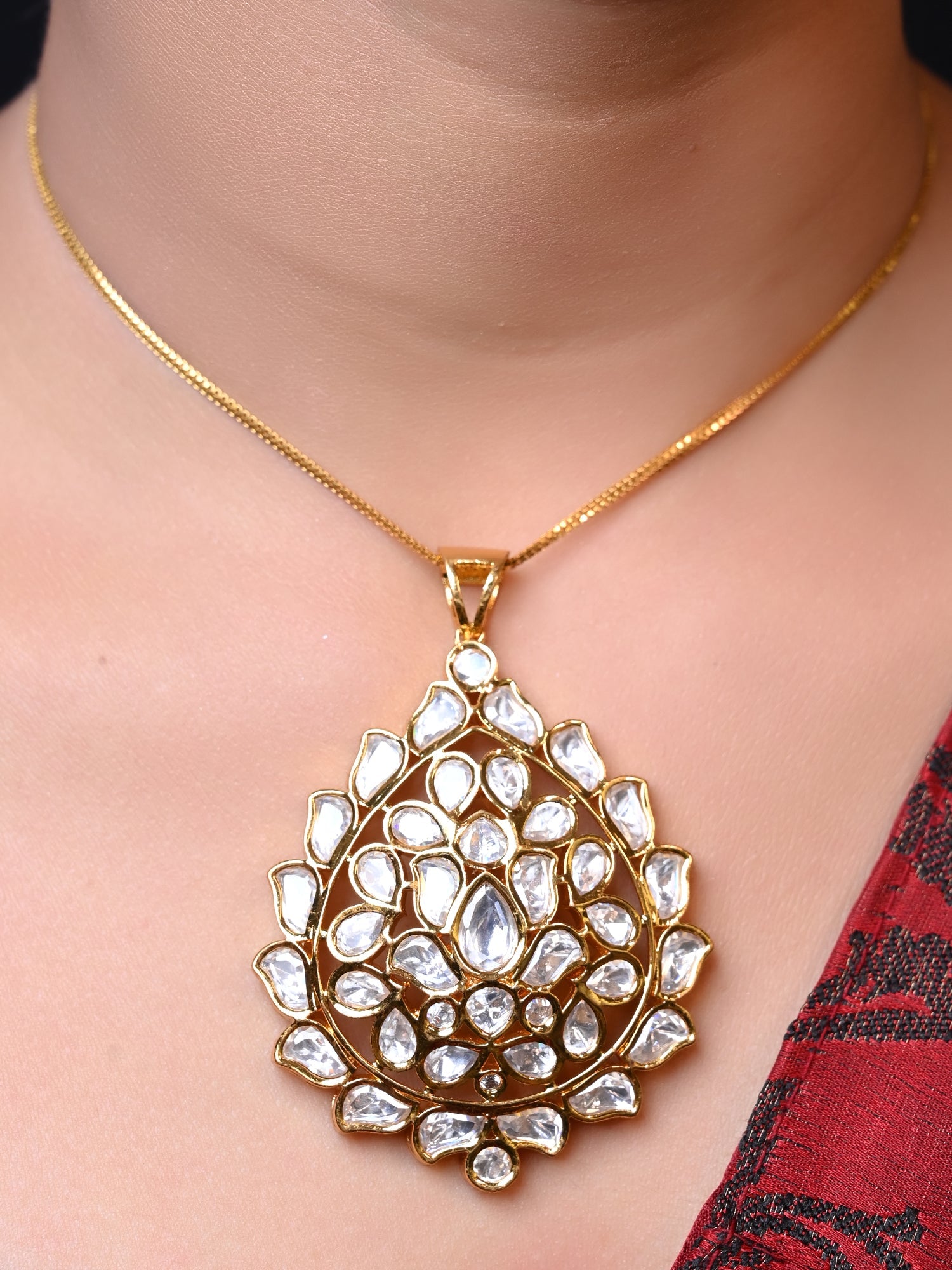 Pranshi White Kundan Pendant Set - qivii