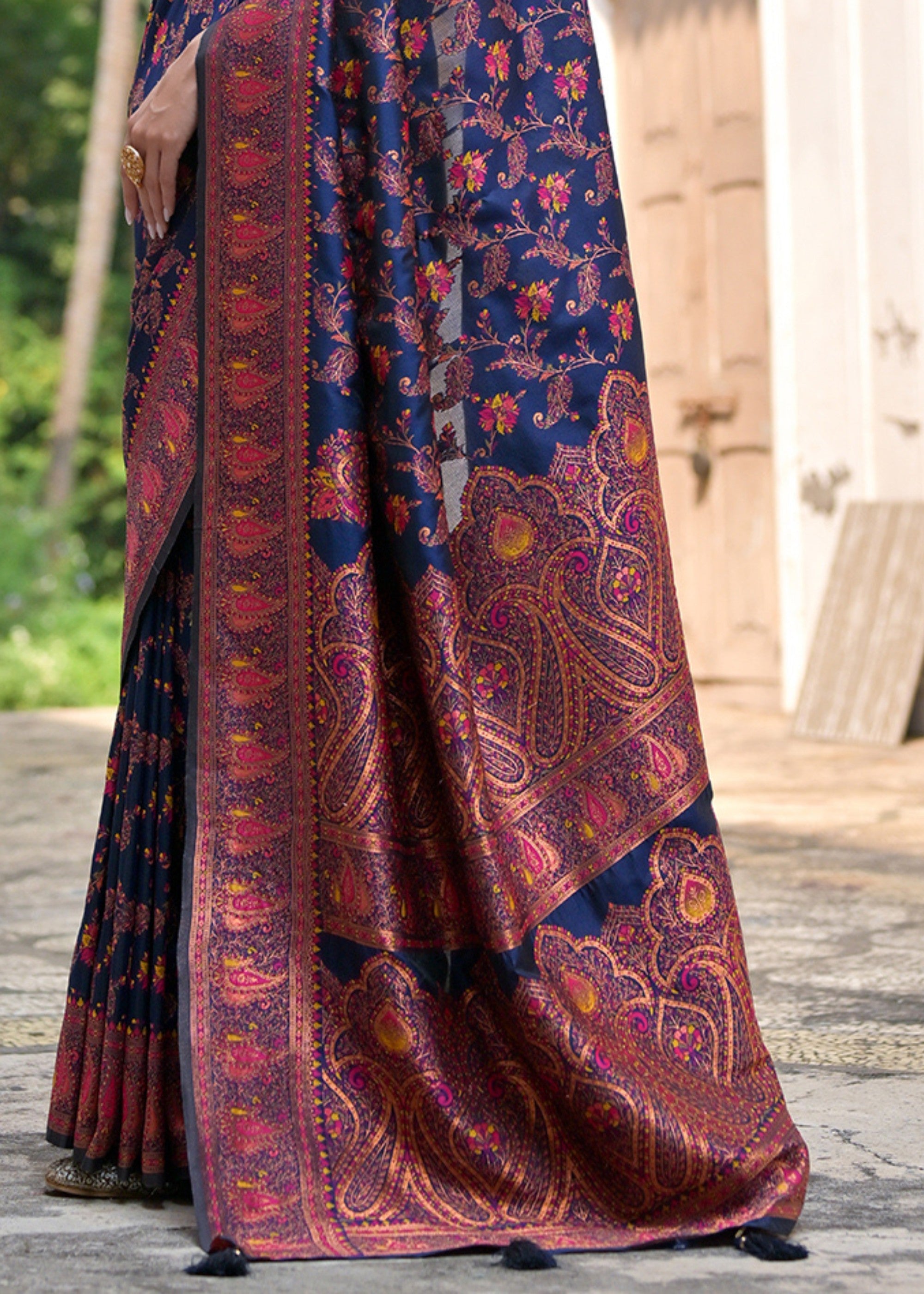 Navy Blue Thread Woven Jal & Flower Silk Saree With Thread Woven Pallu - qivii