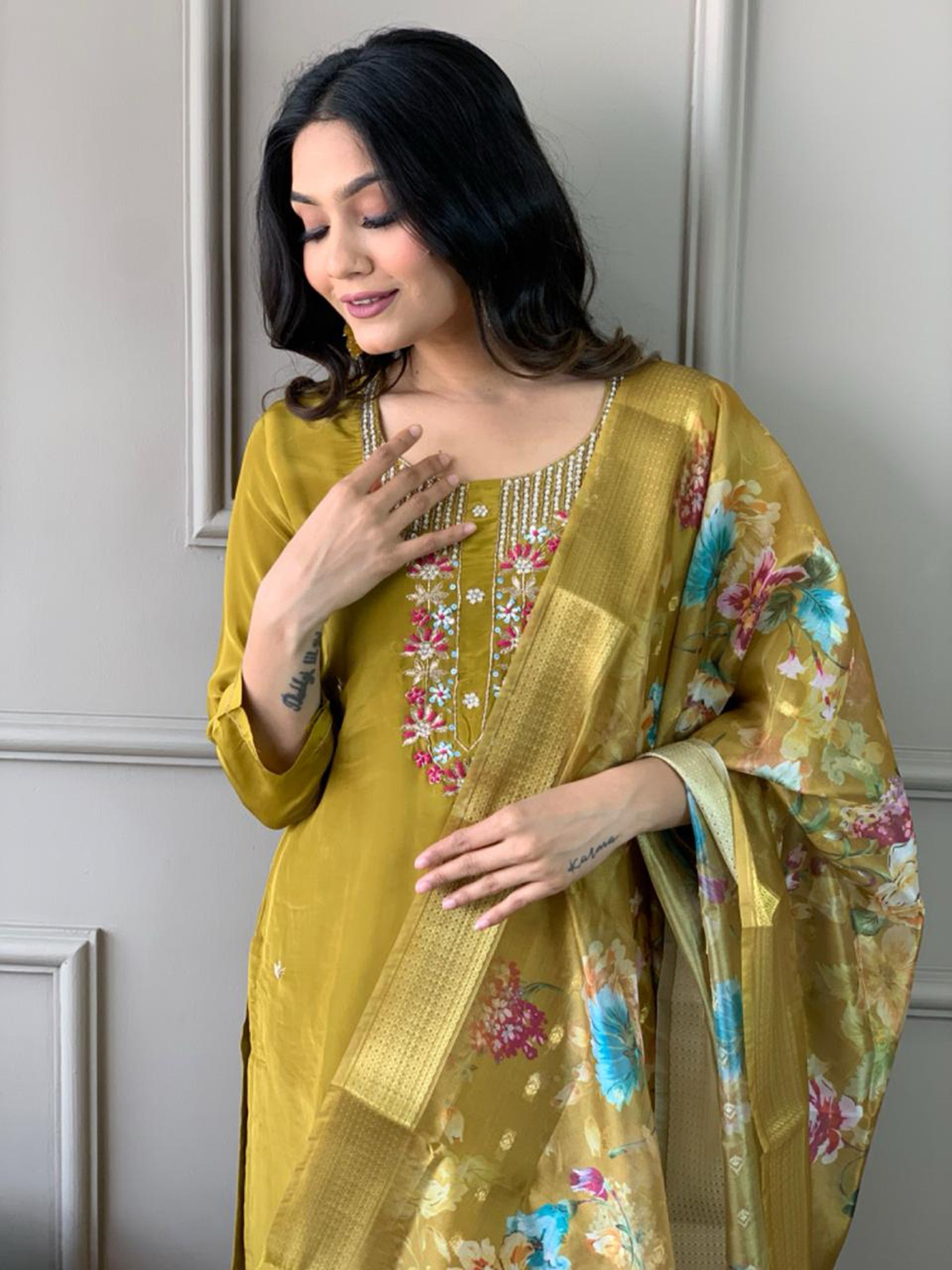 Jacquard dupatta with beautiful weaving and exquisite lace border