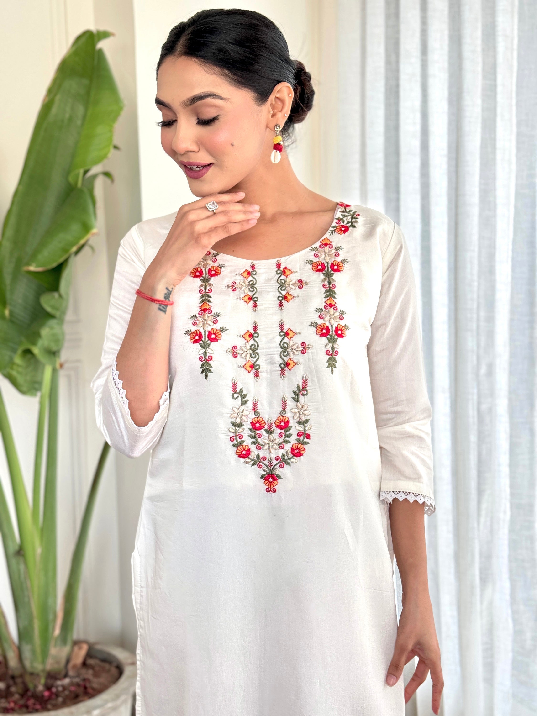 Matching white organza dupatta with delicate print work and lace detailing