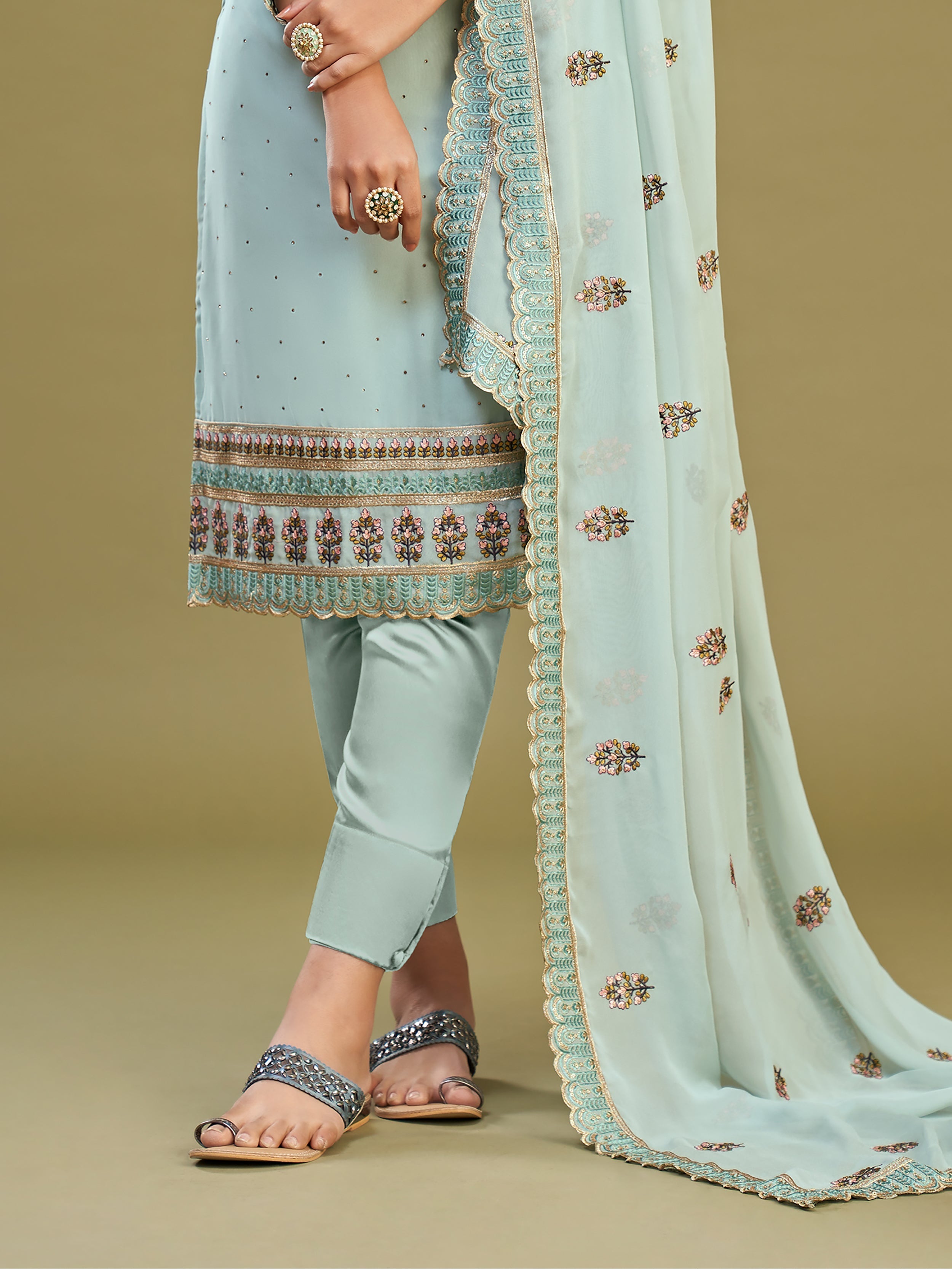Accompanying 225-meter dupatta perfectly completes the ensemble