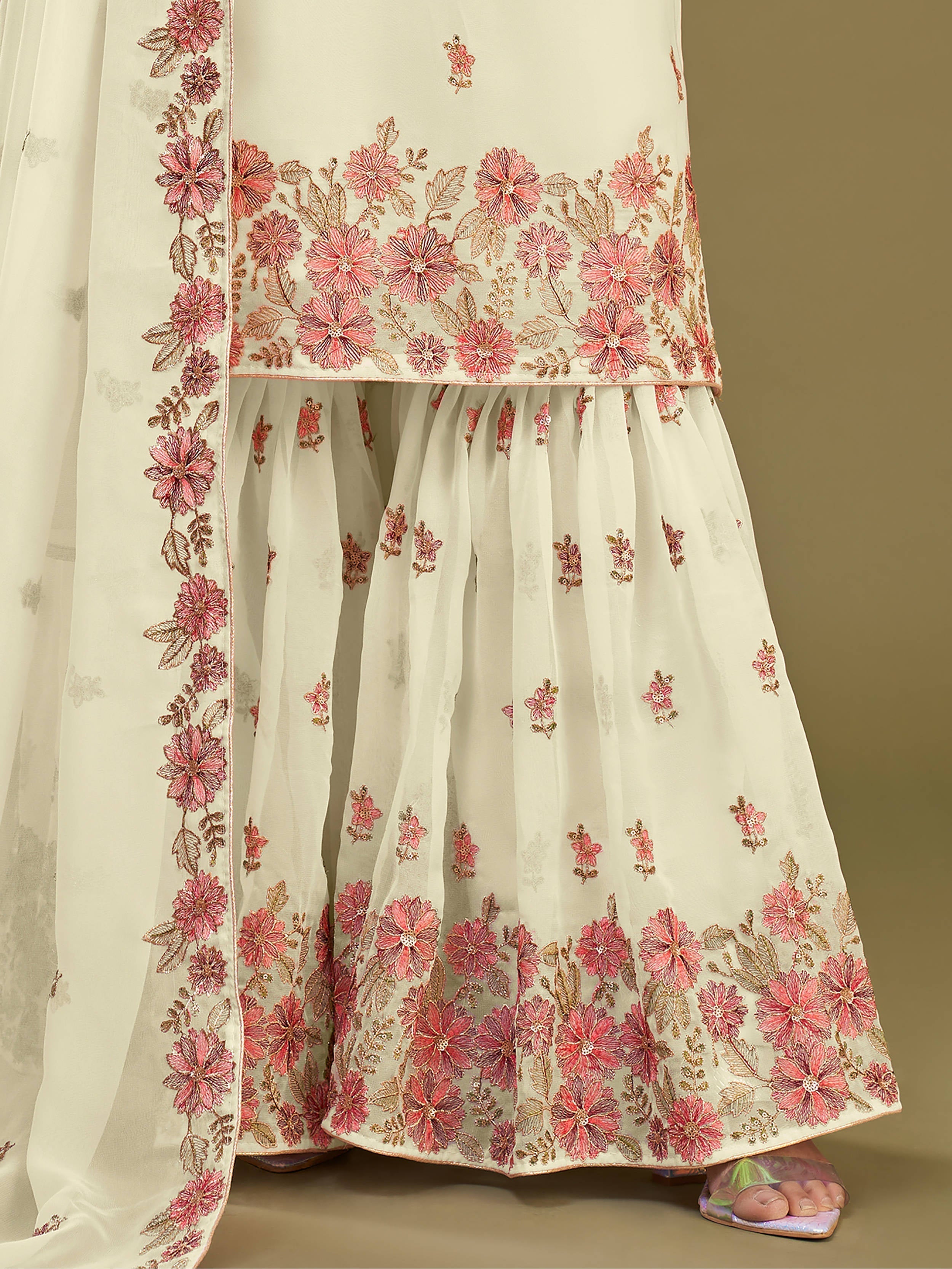 Lightweight and flowy georgette material for a flattering silhouette