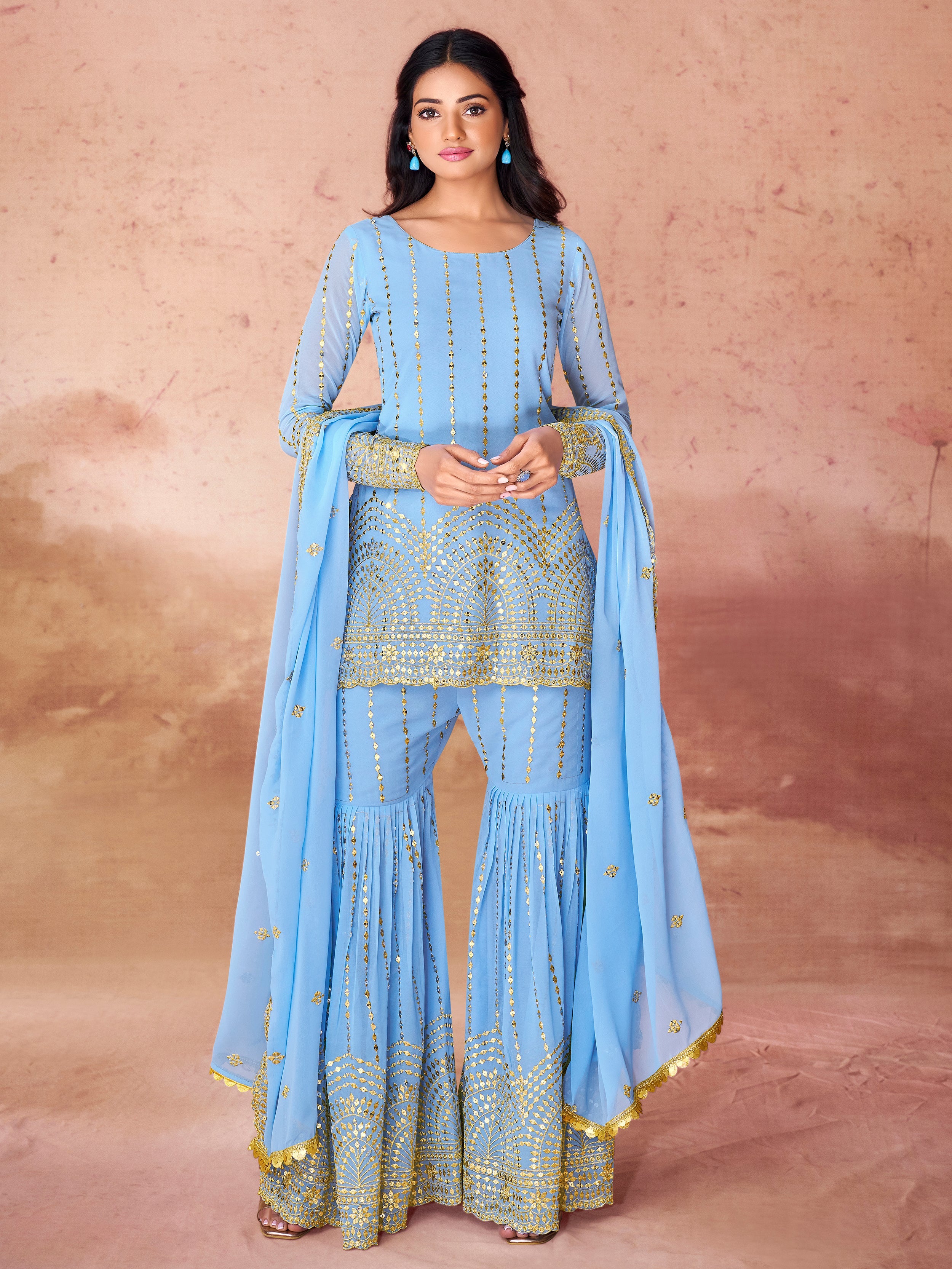 स्काई-नीले सीक्विन्स वाले जॉर्जेट डिज़ाइनर शरारा सूट का चित्र