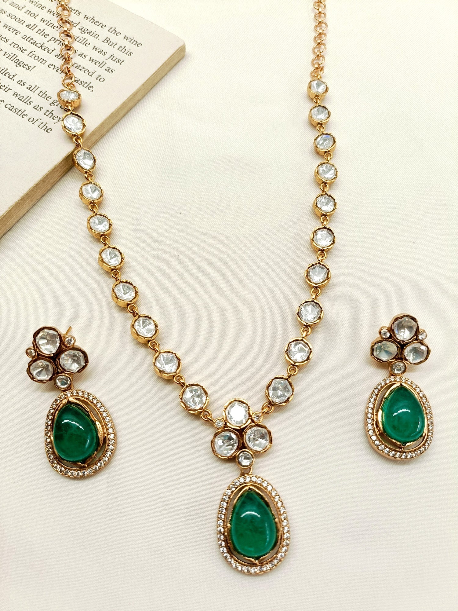 Chaya Emerald Kundan Necklace Set - qivii