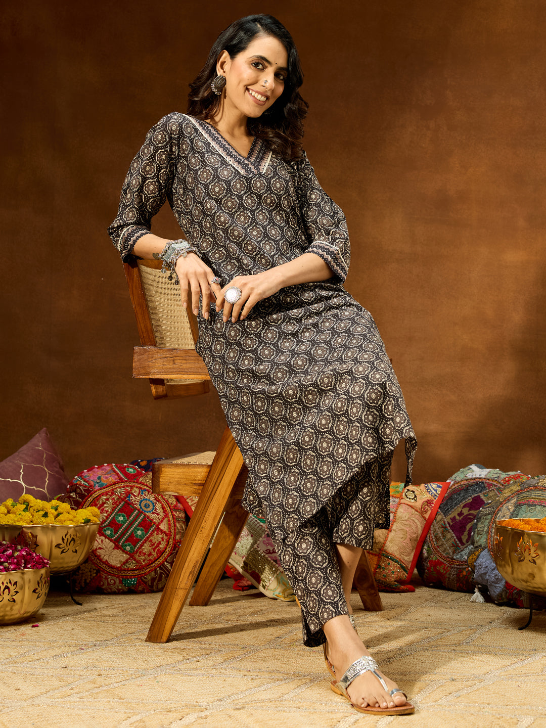 Janasya Women's Black Pure Cotton Ethnic Motifs Printed Straight Kurta Pant Set - qivii