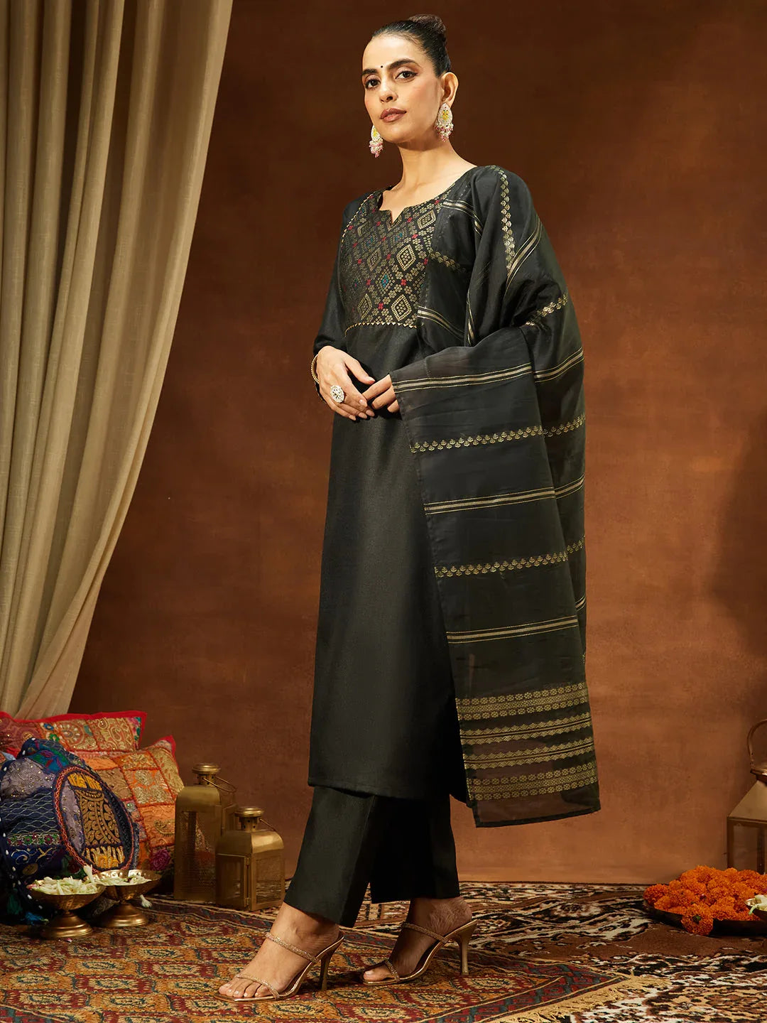 Janasya Women's Black Cotton Blend Yoke Design Straight Kurta Set