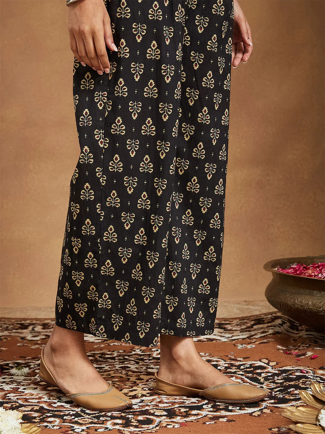Janasya Women's Black Cotton Ethnic Motifs Printed Straight Kurta Set