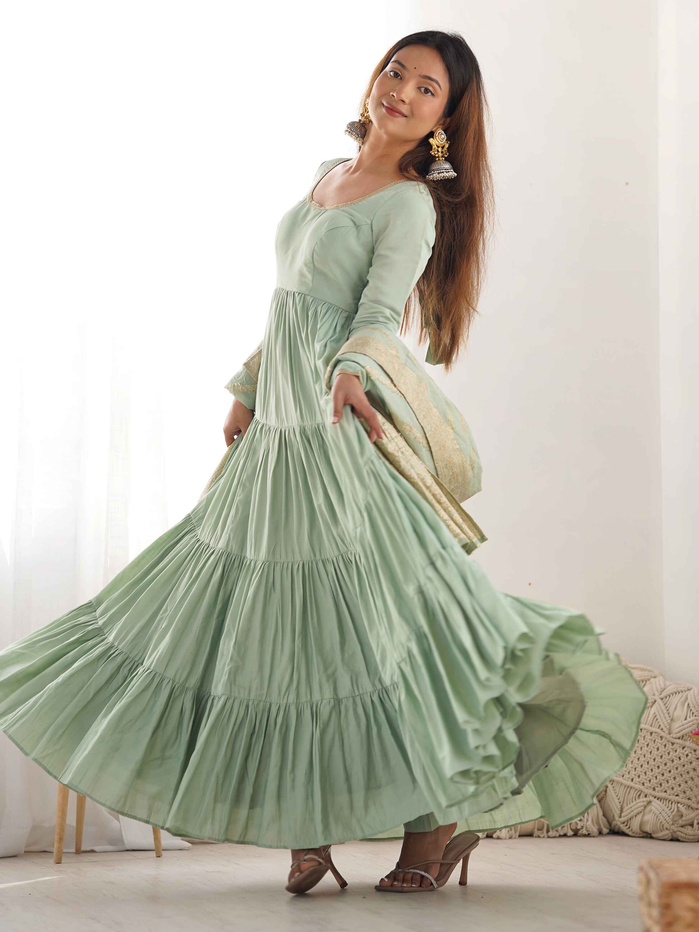 Intricate zari weaving on the banarasi silk dupatta